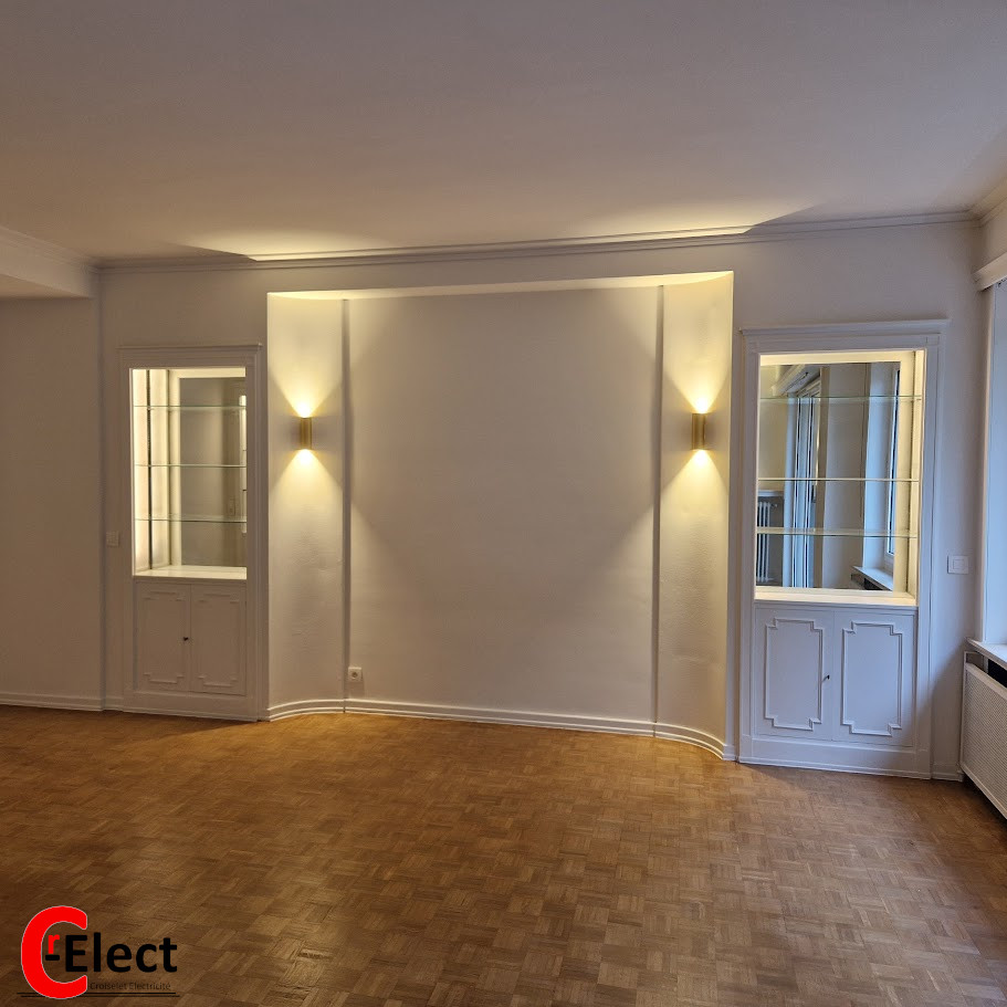 installation d'éclairage applique up/down et d'éclairage indirect dans les vitrines.
#ÉclairageApplique #UpDown #ÉclairageIndirect #VitrinesÉclairées #DesignÉlectrique #InstallationÉlectrique #CR_Elect #ÉlectricienBelgique