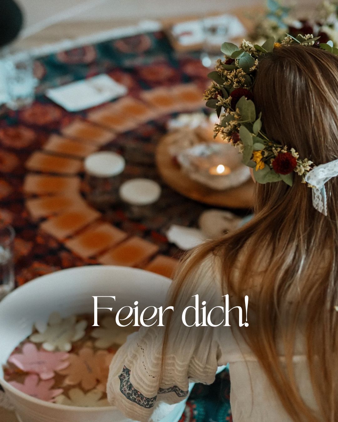 Ich lade dich ein, dich zu feiern! Ja! Du darfst dich feiern!
Diese Einladung geht heute besonders an alle Frauen, die gerade ein Baby unter ihrem Herzen tragen. Dein Körper lässt gerade ein kleine Wunder entstehen und das ist doch wirklich ein Grund zu feiern! Dich zu feiern! Deinen Körper zu ehren! Sich in Vorfreude darauf vorbereiten, dass du bald dieses kleine Wunder in deinen Armen hältst und Mama bist!
Ich lade dich ein, dich mit einem Mother's Blessing zu feiern. Einer Feier für dich, um dich zu stärken. Dich auf die Geburt auf allen Ebenen vorzubereiten und mit deinem ganzen Herzen zu spüren, dass du wundervoll bist.
Am 5.4. wird es einen besonderen Mom-to-Be Circle dazu geben, einen Kreis in dem werdende Mamas zusammen kommen, um diese wunderbare Energie der Schwangerschaft zu nutzen, sich gegenseitig zu stärken und zu feiern. Wir spüren den Frühling, in dem alles zu neuem Leben erwacht und zelebrieren das Wachstum in uns.
Lass dich feiern! Feier dich und dein Baby! Das ist ein guter Grund zu feiern!
Photo: @maraxbro
SCHWANGEREN
MOTHERSBLESSING
BLESSINGWAYS
MOMTOBE
FRAUENKREIS