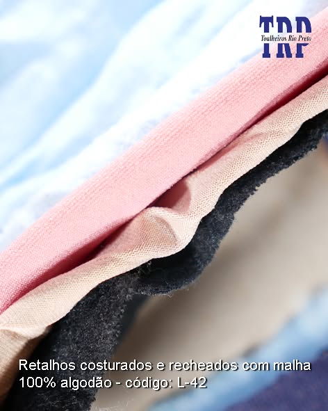 Os panos de limpeza são confeccionados com retalhos de algodão costurados, oferecendo alta absorção e qualidade, tornando-os ideais para limpeza pesada. Eles são uma excelente opção para quem busca eficiência em tarefas de limpeza e outros tecidos industriais.