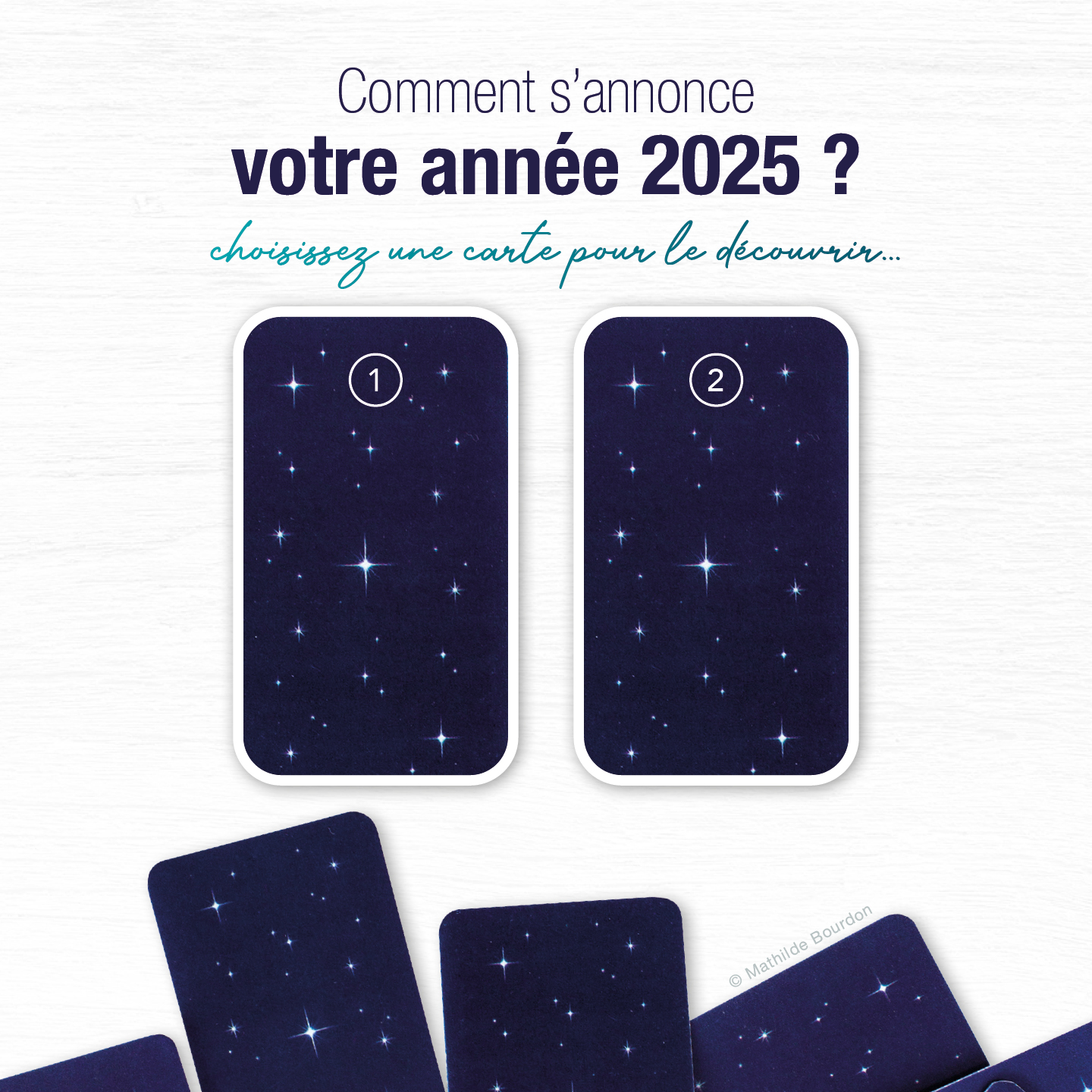 🙌 Une carte intuitive pour une collectivité locale ? Il fallait oser...
🦚 Cette année j'ai proposé à la commune de Saint-Didier d'envoyer une carte de vœux résolument innovante. Je voulais sortir des cartes de vœux institutionnelles que l'on voit tant...
Vous savez ? Ces cartes qui ne font jamais de vagues, qui présentent respectueusement les vœux du Maire, mais sans faire vibrer l'âme des gens.
💌 Pourquoi les mairies ne pourraient-elles pas s'offrir une communication qui touche les cœurs, ouvre les esprits, cherche à transmettre de l'espoir et à entrer en connexion avec ses collaborateurs ?
Je crois fort en :
- l'esthétique de l'hybridation des genres 🦜
- la puissance sociale de la positivité ☀
Alors, lorsque j'ai découvert que la photo de couverture du bulletin municipal 2025 serait en lien avec les aurores boréales d'octobre dernier, j'ai été inspirée par :
🌠 un ciel étoilé qui donne envie de rêver
💫 qui nous porte vers plus grand que nous
✨ qui nous connecte au reste du monde... et à nos rêves.
Et j'ai imaginé une carte ludique et intuitive, qui ouvre le cœur et l’esprit pour apprendre à avoir confiance dans l’année à venir. Une tirage de carte, sous le ciel de Saint-Didier ⛪.
🎁 Les élus locaux, commerçants, partenaires sociaux, associations... ont donc reçu en ce début d'année, une invitation à choisir 1 carte parmi 2 proposées.
Et à l'intérieur, ils ont découvert un message pour la nouvelle année.
Ces vœux ne feront sans doute pas l'unanimité. Mais si j'ai pu, grâce à eux, apporter ne serait-ce qu'un sourire à l'un des destinataires, j'ai rempli ma mission.
Car c'est ainsi que je vous souhaite de poursuivre ces 12 prochains mois.
Avec le sourire 🥰 et nourris d'une profonde confiance en vous et vos projets 🙏.
Très belle année à tous !
#vitrécommunauté #graphistevitré #graphisterennes #vitrémaville # #graphicdesigner #cartedevoeux #vœux2025 #papeteriecreative #carteintuitive #guidance #intuition #graphisteillustratrice #agencedecommunication #graphistebretagne #graphistefreelance #communicationvisuelle #communicationinnovante #innover #saintdidier35 #espoir #faireunvoeu #cielétoilé #tiragedecartes #cartomancie