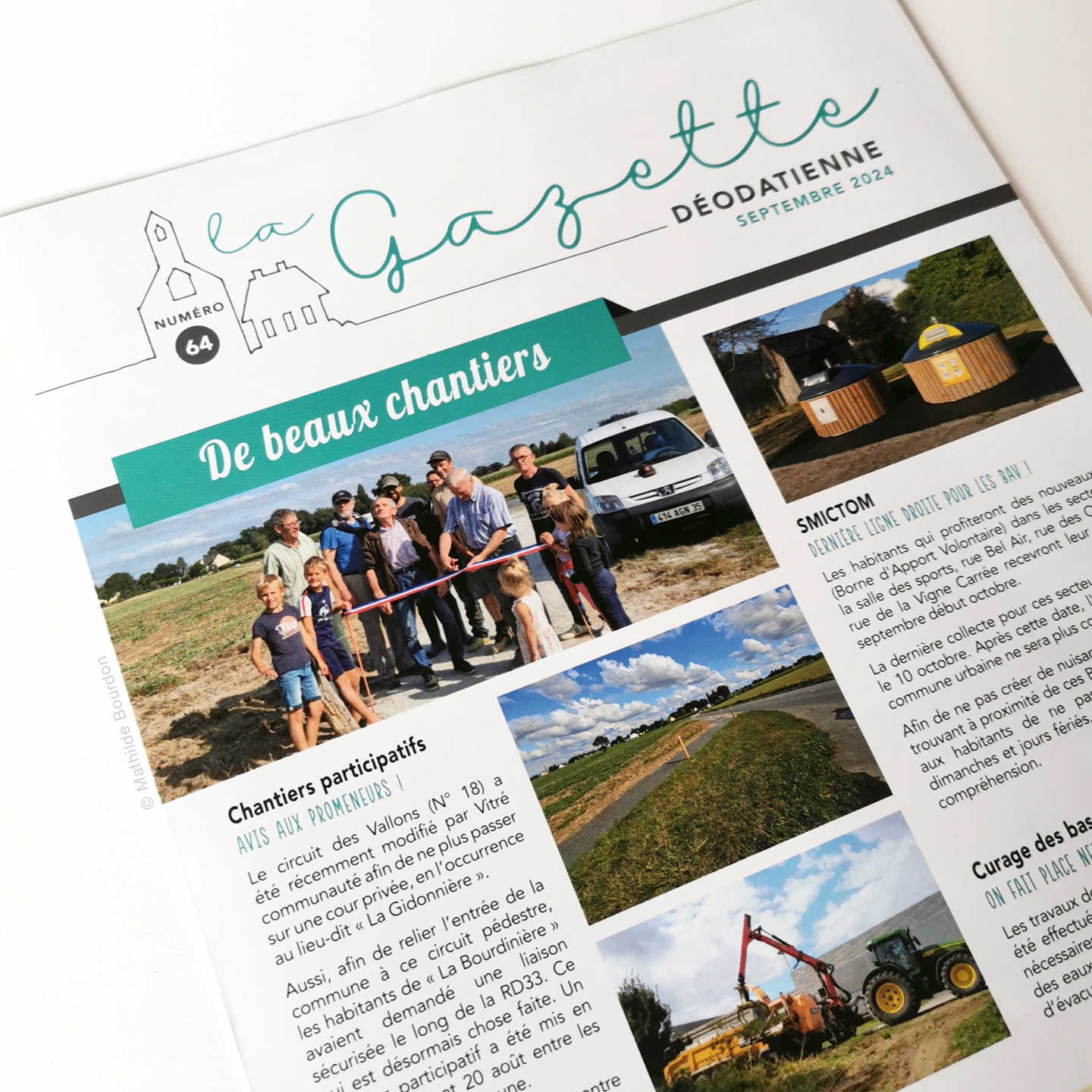 📨 Aller à la boîte aux lettres pour avoir de douces nouvelles, vous connaissez ?
Moi, oui ! Et chaque trimestre, j'aime imaginer la joie des Déodatiens quand ils vont découvrir que la gazette a été livrée 😍.
📜 Dans cette 64e édition, comme dans les précédentes :
- l'équipe municipale communique sur les travaux et projets en cours
- la bibliothèque présente ses temps forts
- les deux écoles mettent à l'honneur les élèves et projets pédagogiques
- les nombreuses associations renforcent le dynamisme de la commune...
💎 En dépliant les 6 pages, on plonge véritablement dans la beauté des relations humaines, des engagements citoyens et des événements solidaires. Il y en a pour tous les goûts, petits et grands.
💡Je trouve fascinant l'énergie particulière qui se dégage de la communication des collectivités territoriales. C'est un monde complexe et obscur qui a le don d'attiser ma curiosité.
En tous cas, je ne me lasse pas de jouer avec les contenus variés de notre petite gazette. En n'oubliant pas que soigneusement travailler la charte graphique 🎨 et le concept éditorial ✒ est primordial afin d'optimiser la lisibilité et l'attractivité de notre territoire.
Vivement le bulletin annuel de décembre ! 🎄
#édition #municipalité #collectivitésterritoriales #graphisme #chartegraphique #graphistefreelance #Vitré #vitrécommunauté #rennesmaville #châteaubourg #instagraphicdesigner #graphicdesigner #conceptionredaction #mathildebourdon #chantierparticipatif #ecoconception #communicationvisuelle #identitévisuelle