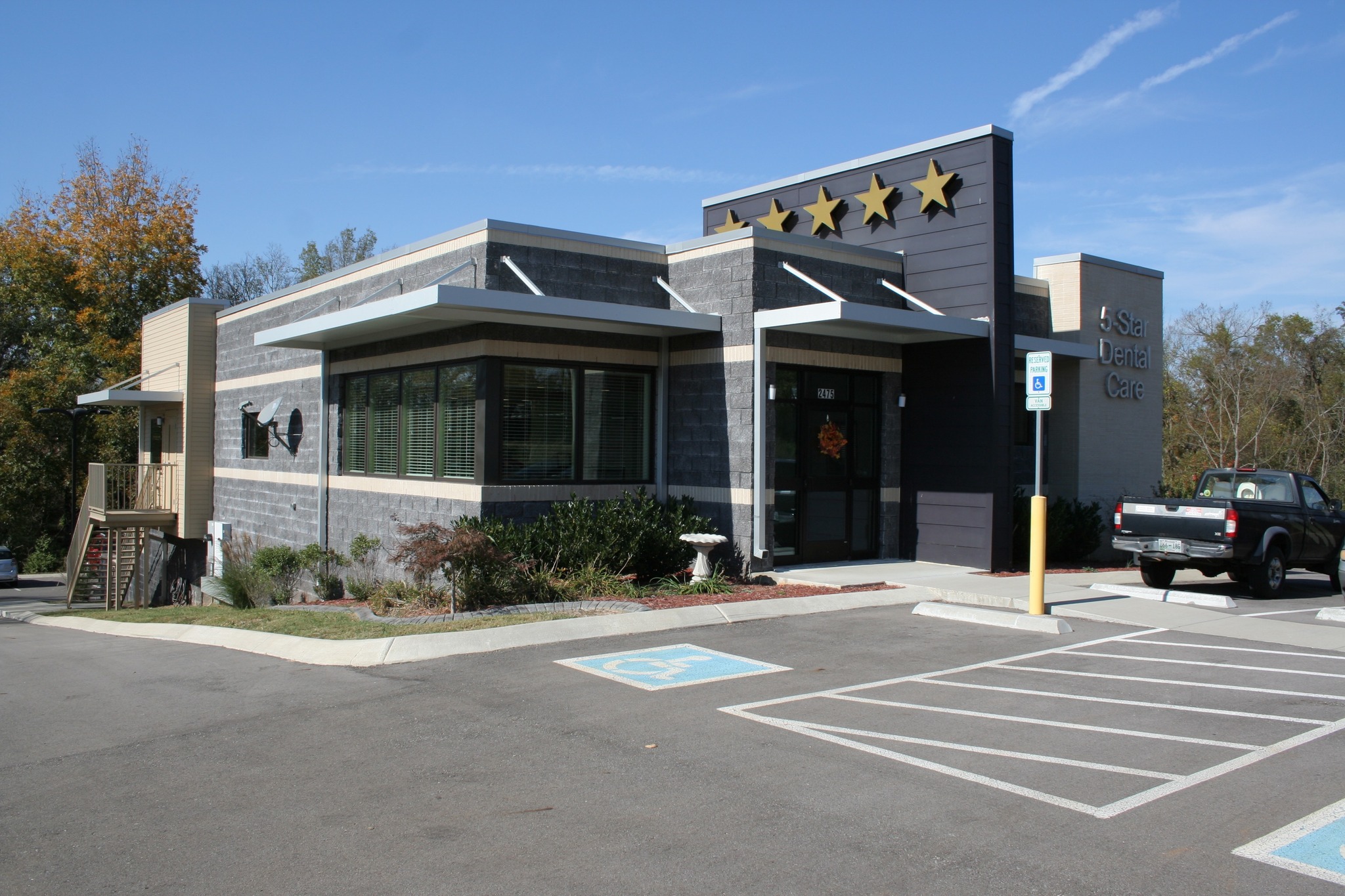 Our Client requested a unique look for his 8-chair, state-of-the-art dental office. Our team blended two different types of masonry with coordinating horizontal cementitious siding to create the eye-catching style he was hoping to achieve.
#architecture #architects #designs #build #instaarchitecture #instaarchicteture #architect #architectural