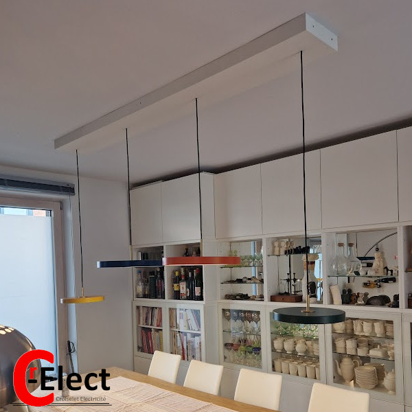 Installation d'un éclairage suspendu au-dessus de la table à manger, avec un support au plafond réalisé sur mesure pour une finition épurée et une intégration parfaite dans la pièce
#ÉclairageSuspendu #InstallationÉlectrique #ÉclairageDesign #PlafondSurMesure #IntérieurModerne #CR_Elect #ÉlectricienBelgique #Wemmel
