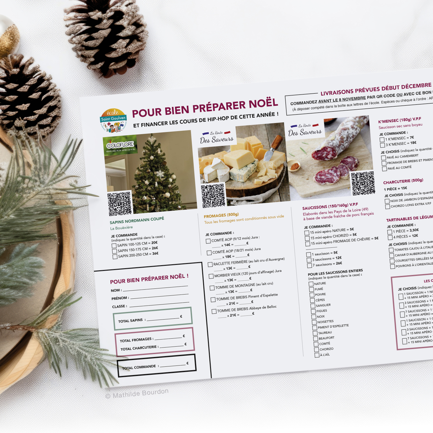 ☃ Ici, on commence doucement à préparer Noël !
En tout cas pour la communication de l'APEL Saint Goulven
Grâce aux opérations de l'école, les élèves bénéficient de nouveaux matériels pédagogiques mais aussi d'activités super chouettes ! Cette année, ils ont la chance de tester des cours de hip-hop 🧢
🎒 Ce que j'adore dans la communication d'une école, c'est qu'elle doit séduire et donner envie de s'investir, tout en restant institutionnelle : un beau challenge !
Pour ce bon de commande "package de Noël", j'ai combiné les bons de commandes de nos partenaires :
- @colo.flore pour les sapins 🎄
- @la_route_des_saveurs_bzh pour les fromages et la charcuterie 🧀🥩
en un seul et même support pour faciliter la vie des parents et ne pas les noyer de flyers !
On y retrouve toutes les informations produits (descriptifs, tarifs, options...) mais aussi de beaux visuels pour le plaisir des yeux, le tout à l'image de l'école avec des liens HelloAsso pour faciliter les prises de commandes.
Envie d'y participer ?
Retrouvez toutes les infos sur la page Facebook de l'école APEL Saint Goulven !
#graphisterennes #graphistevitré #vitrécommunauté #graphistefreelance #communicationvisuelle #supportsdecommunication #préparernoël #mathildebourdon #sapindenoël #graphicdesigner #designgraphique #créationgraphique #écoleprimaire #rennescity #graphismeecolematernelle #apel35 #instagraphic #instagraphicdesign #instagraphicdesigner