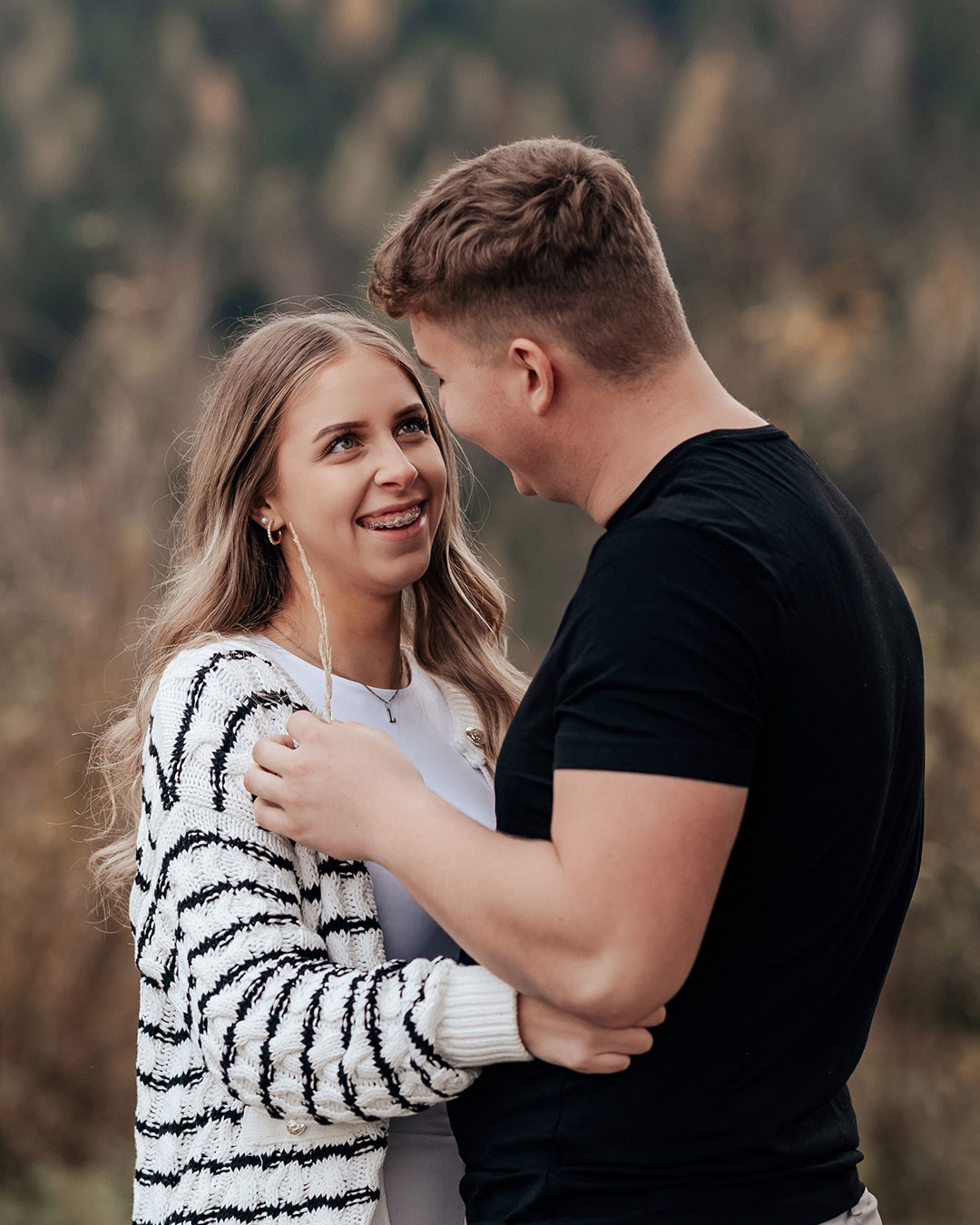 T O G E T H E R is my favorite place to be!
Ein Paar-Shooting ist mehr als nur schöne Bilder – es ist eine Auszeit für euch beide. Zeit, um euch tief in die Augen zu schauen, euch zu berühren, zu lachen, zu kuscheln und einfach die Welt um euch herum zu vergessen.
Haltet eure Liebe in Bildern fest – authentisch, zärtlich und voller Emotionen. Denn wahre Liebe zeigt sich in den kleinen Gesten, den verliebten Blicken und dem Gefühl, angekommen zu sein. ❤️
#manuelaprucknerfotografie #paarshooting #coupleshooting #outdoorshooting #verliebt #loveisintheair #TogetherForever #LoveInPictures #fullofhappiness