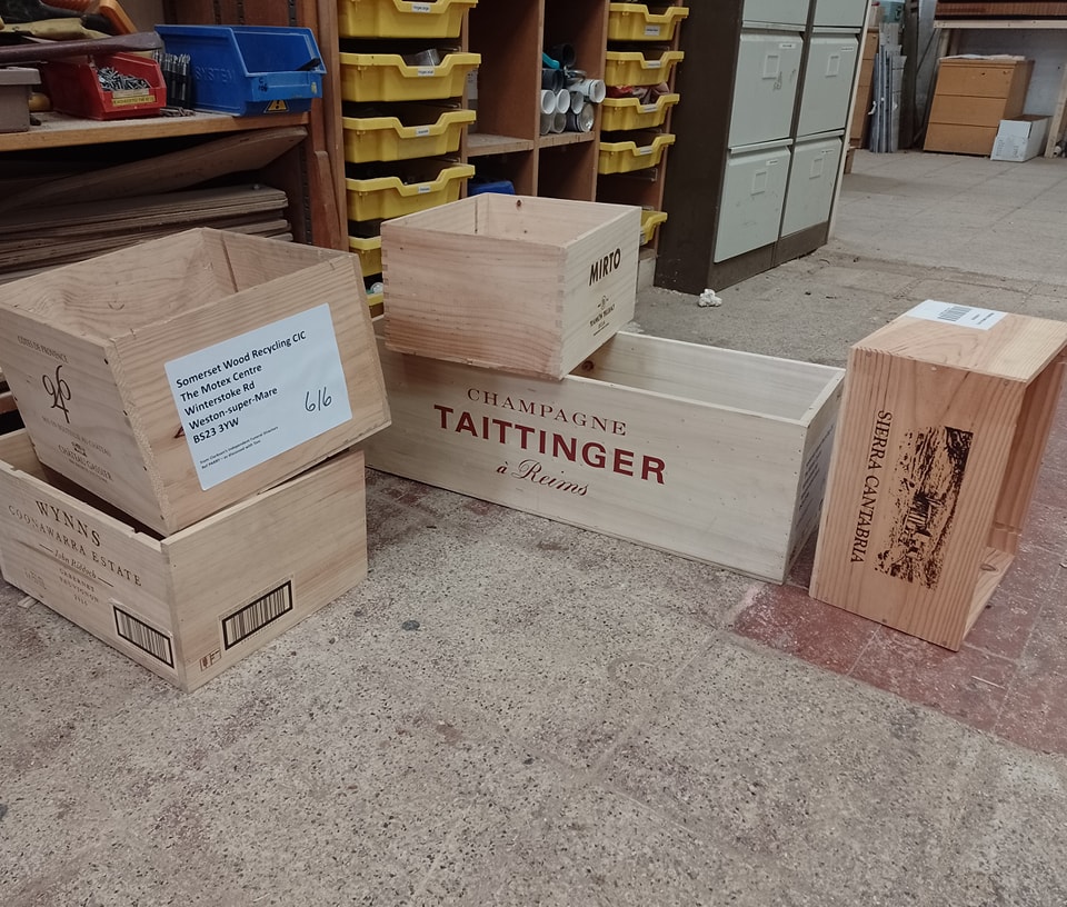 Adding a very personal touch to this large coffin!
#ecocoffin #recycledwood #sustainability #woodrecycling