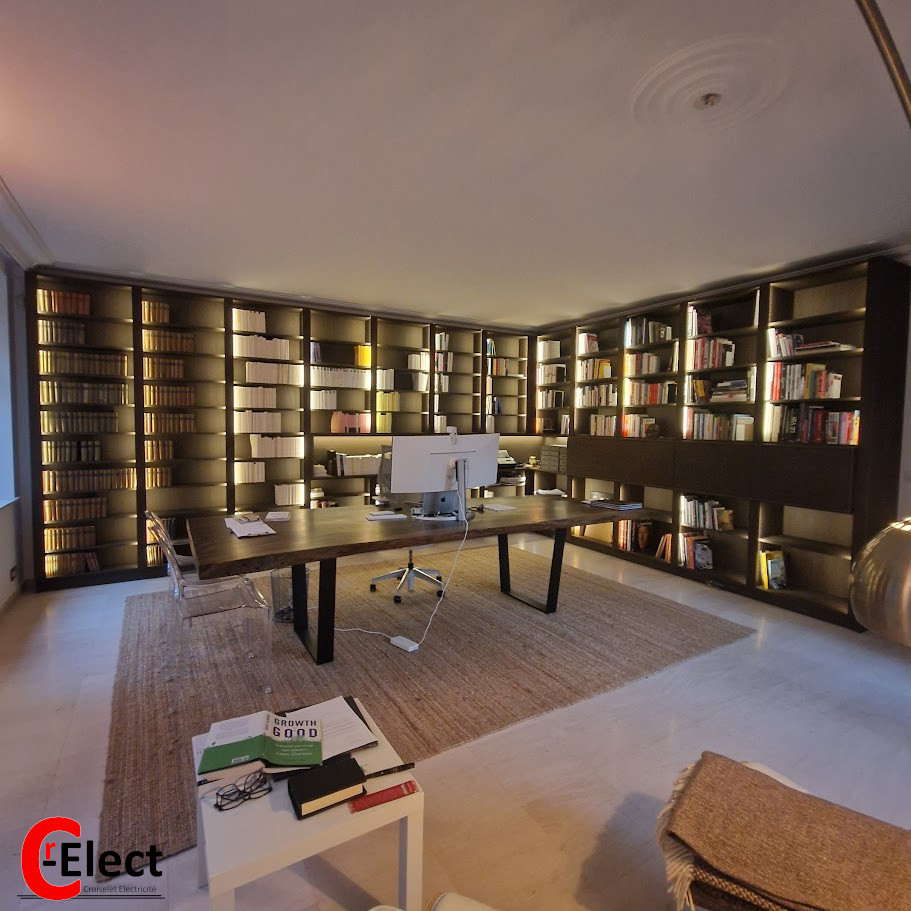 Installation d’un éclairage intégré avec bandeaux LED dimmables pour créer une ambiance personnalisée et élégante. Chaque étagère est subtilement illuminée, mettant en valeur les livres et les objets décoratifs, tout en apportant une lumière douce et uniforme à l’ensemble de la pièce
#ÉclairageLED #BandeauLED #ÉclairageIntégré #AmbianceChaleureuse #LumièreSurMesure #BibliothèqueÉclairée #DesignÉlectrique #CrElect