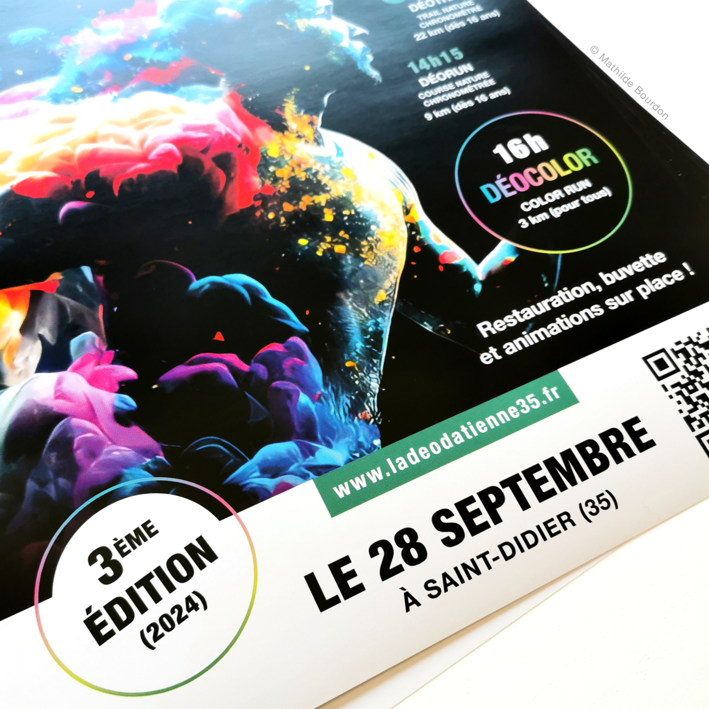💚 Créer est toujours un acte d'amour...
Mais créer pour la recherche contre la maladie est encore plus puissant pour moi.
Voilà 3 ans que j'ai la joie de mettre en lumière la course solidaire La deodatienne organisée chaque année dans la commune de Saint-Didier (35) pour les virades de l'espoir 🏃.
Chaque année, nous cherchons à donner encore plus de visibilité, de force et de profondeur à cet évènement qui aide à vaincre la mucoviscidose.
⚫🌈 Alors pour cette 3e édition, nous avons opté pour du noir, de l'intense : le côté sombre de la maladie qui explose au contact du souffle multicolore des sportifs !
Peut-être ne verrez-vous que du papier ou la simplicité des choix graphiques de ma création. Moi, j'y vois l'essence de La Déodatienne qui prend son envol, qui repousse la douleur et enrichit les coeurs des patients 🕊
La victoire dans le contraste.
La lumière derrière la peur.
L'envie de se dépasser.
🎯 En plus des supports imprimés cette année, j'ai géré les réseaux sociaux de l'asso de manière assidue. Des publications impactantes, inspirantes, logistiques ou émouvantes... Mais plusieurs fois par jour, tout l'été et jusqu'au jour J, pour toucher le plus de monde possible.
Mission accomplie !
🤩 Samedi dernier, pas moins de 1200 participants se sont réunis pour une journée sportive et festive.
Pour en savoir plus, restés connectés à @ladeodatienne :
La vidéo rétrospective sera bientôt publiée, ainsi que le montant des dons et recettes que nous reverserons en totalité à l'association @vaincrelamuco !
Merci à toute l'équipe organisatrice et à tous les bénévoles pour votre confiance 🙏
#graphisme #graphismedesign #créationgraphique #communicationvisuelle #graphistebretagne #mathildebourdon #communicationevents #événementiel #viradedelespoir #vaincrelamucovicidose #instagraphicdesign #graphicdesigner #impression #flyerdesign #affichedesign #socialmedia #graphistefreelance #conceptiongraphique #identitévisuelle #rennes #vitrécommunauté