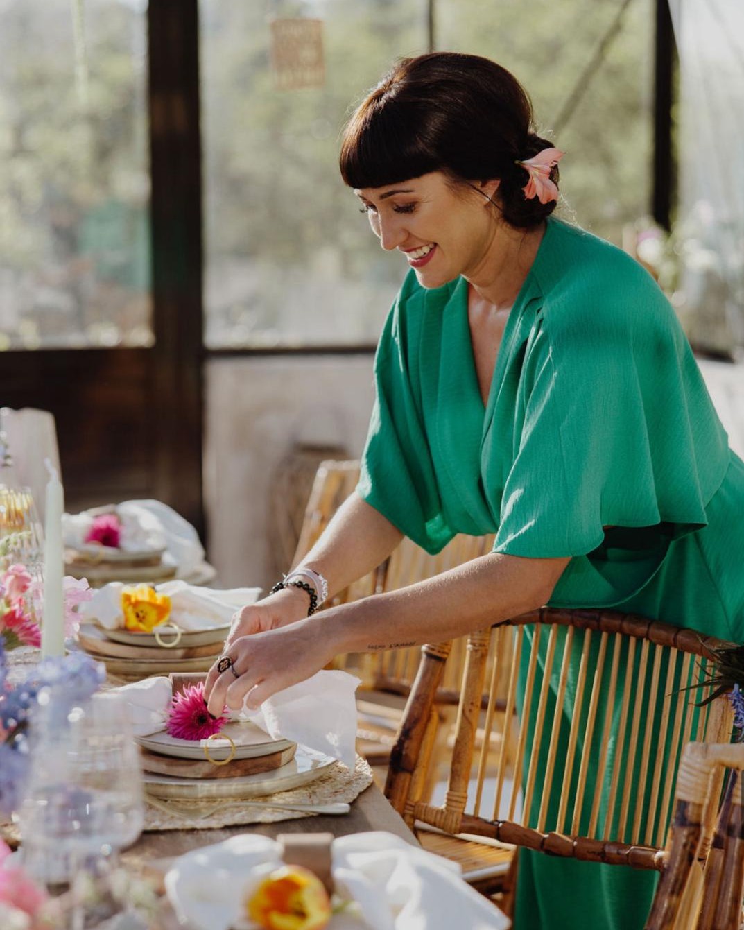 • 𝔾𝕣𝕖𝕖𝕟 𝔾𝕣𝕖𝕖𝕟 ! 𝔸𝕝𝕝𝕠̂ ?
• J'ai un tas de skills, et l'humour en fait partie. En revanche, je ne vous promets pas qu'il soit toujours d'une très grande qualité !
• Je suis également aussi solaire que cette paire de tournesols : j'aime faire rayonner vos événements dans la couleur et la bonne humeur.
• What else ? Je suis Mélodie, la wedding planner & designer créative et rassurante dont vous avez, de toute évidence, besoin. J'aime bien dire que je ne suis pas votre mère, mais force est de constater que le métier de planner s'y rapproche fortement, non ?
• En véritable caméléon, je m'adapte à vos univers. Ce que j'aime par-dessus tout, c'est exprimer vos personnalités. S'il y a du punk rock dans le coin, vous ferez de moi la plus heureuse. Si vous êtes plutôt Céline ou Britney, j'assure aussi la choré.
👉 À quoi ressemblent mes couples ? Ils sont gentils, drôles, simples, ils me font confiance et communiquent avec transparence et bienveillance. Ils font appel à moi car je m'intéresse à eux, parce que je les apaise, que je connais mon métier, que je suis inspirante et que j'ai toujours une solution à leur apporter.
👉 À quoi ressemblent mes mariages ? Ce sont des heures de travail en amont qui donnent lieu à des journées intenses : de la concentration, un cerveau toujours en ébullition, beaucoup de pas, des choses à déplacer (partout et tout le temps), de l'entraide entre collègues, mais surtout une sacrée dose d'amour et de good vibes partagées avec vous tous. Et c'est ce qui fait toute la magie de mon métier.
👉 Niveau gestion des émotions ? Je me laisse porter. Rire ou pleurer : je sais que vous adorez quand je vous embarque avec moi. Ce sont mes plus jolis souvenirs avec vous.
👉 Du côté perso ? J'essaie de chérir chaque petit bonheur : mes refuges sont ma famille, mes amis, et mes bulles d'oxygène sont les voyages et les concerts.
• J'ai aussi ce truc avec les corbeaux : un jour je vous expliquerai. En attendant, vous en verrez par ci par là. Mon amour pour eux et pour le noir me vaut le surnom de "mon corbac" ou "ma corneille", à vous de choisir.
• Après tout ça, vous pensez qu'on peut s'entendre ? Contactez-moi !
📷 @emilieeychenne