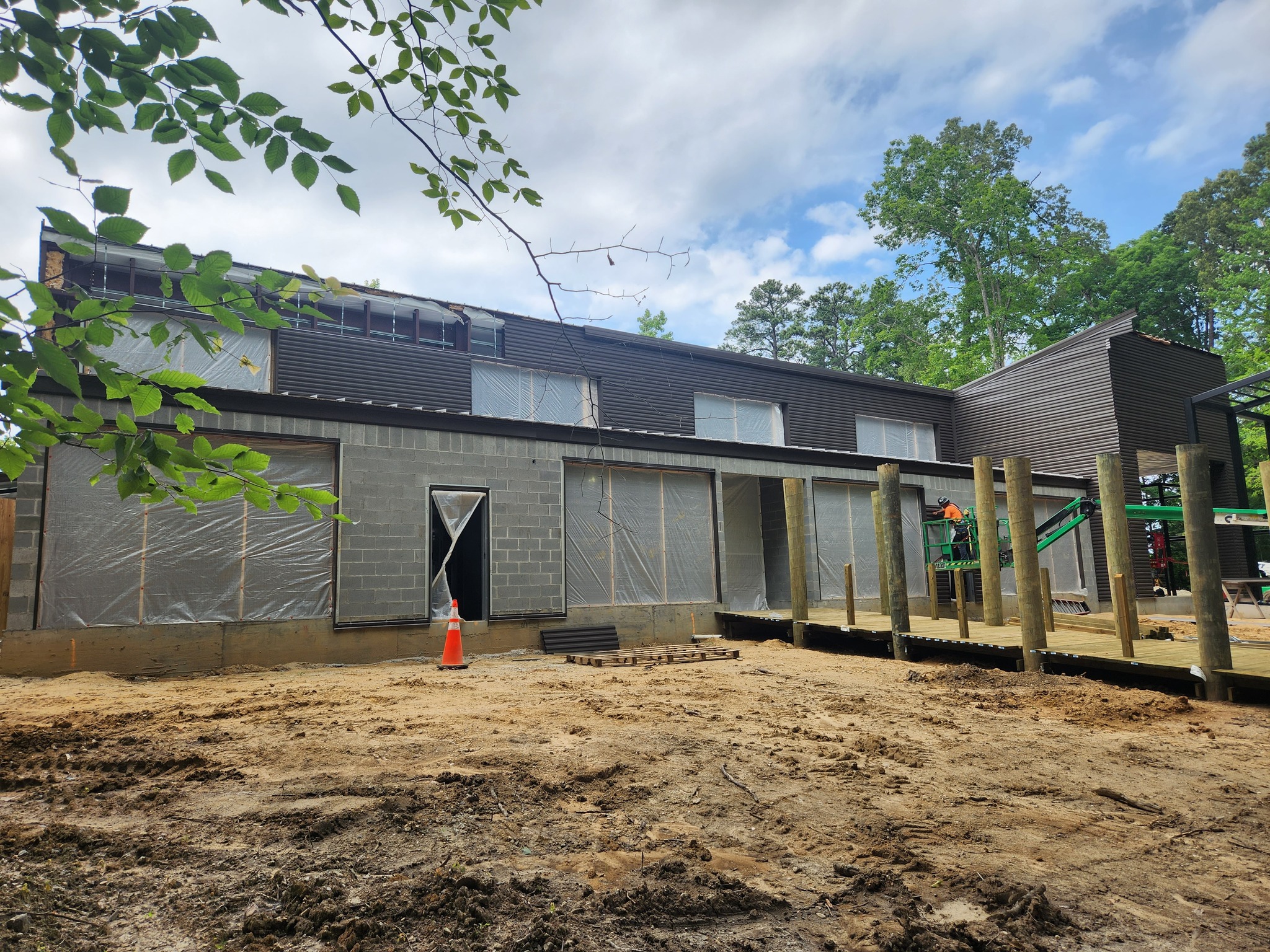 Our site visit on Wednesday this week revealed some great progress by @wmjordan_co on the new Wild Care Center at @valivingmuseum.
#Twinmotion #Virginia #newportnewsva #NewportNews #architecture #architects #designs #VLM #virginialivingmuseum #build #instaarchitecture #render #rendering #videorender #videorendering #Archicad