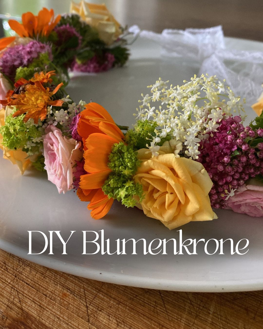 Königin für einen Tag - gekrönt mit einer duftenden Blumenkrone! 💐
Der Moment, wenn eine Frau in einem Ritual mit einer Blumenkrone gekrönt wird, ist ein ganz besonderer Moment. Nicht nur das ganz deutlich wird, dass sie heute die Hauptperson und etwas ganz Besonderes ist, sondern auch ihre ganze Erscheinung verändert sich. Die Augen strahlen, die Körperhaltung wird graziler und ein strahlendes Lächeln zaubert sich auf ihre Lippen.
Eine Blumenkrone passt wunderbar in das Ritual des Mother's Blessings, aber auch in ein Closing Ritual oder Segensfeier. Manchmal binden wir sie zusammen und wenn gewünscht bereite ich sie auch vor.
🤫Ich verrate dir heute meine Technik, damit die Krone voll und stabil gebunden werden kann:
- Als Grundlage nutze ich einen dreifachgewickelten Bindedraht oder dickeren Draht in Kopflänge, den ich mit selbstklebenden Blumenkrepp umwickle. An den Enden bilde ich eine Schlaufe.
- Die Blumen schneide ich auf ca. 6-8 cm länge und binde kleine Sträußchen mit einem dünnen Draht. Auch diese können optional mit dem Blumenkrepp am Ende umwickelt werden. Ca. 25-30 kleine Sträußchen werden für einen Kranz benötigt.
- An einem Ende starte ich im einem Sträußchen und wickle diese mit einem Draht überlappend aneinander bis zum Ende. Das letzte Sträußchen befestige ich in der anderen Richtung. So entsteht ein perfekter Abschluss.
- Dan den Enden befestige ich ein Kordel oder ein schönes Spitzenband. So kann die länge der Blumenkrone entsprechend am Kopf angepasst werden.
🌷Tipp: Nutze kleine Blüten, damit die Krone nicht zu schwer wird. Und kühle die Krone im Kühlschrank bis sie zum Einsatz kommt.
Hast du schon mal eine Blumenkrone getragen? Wie hast du es empfunden? Königlich? 👑
Hast du noch Fragen? Schreib sie gerne in die Kommentare!
BLUMENKRONE
BLUMENKRANZ
MOTHERSBLESSING
GÖTTIN
KÖNIGIN
RITUAL
#blumenkranz #blumenkrone #blumenkranzbinden #blumenkranzliebe #mothersblessing #ritualefürdieseele #blessingway
