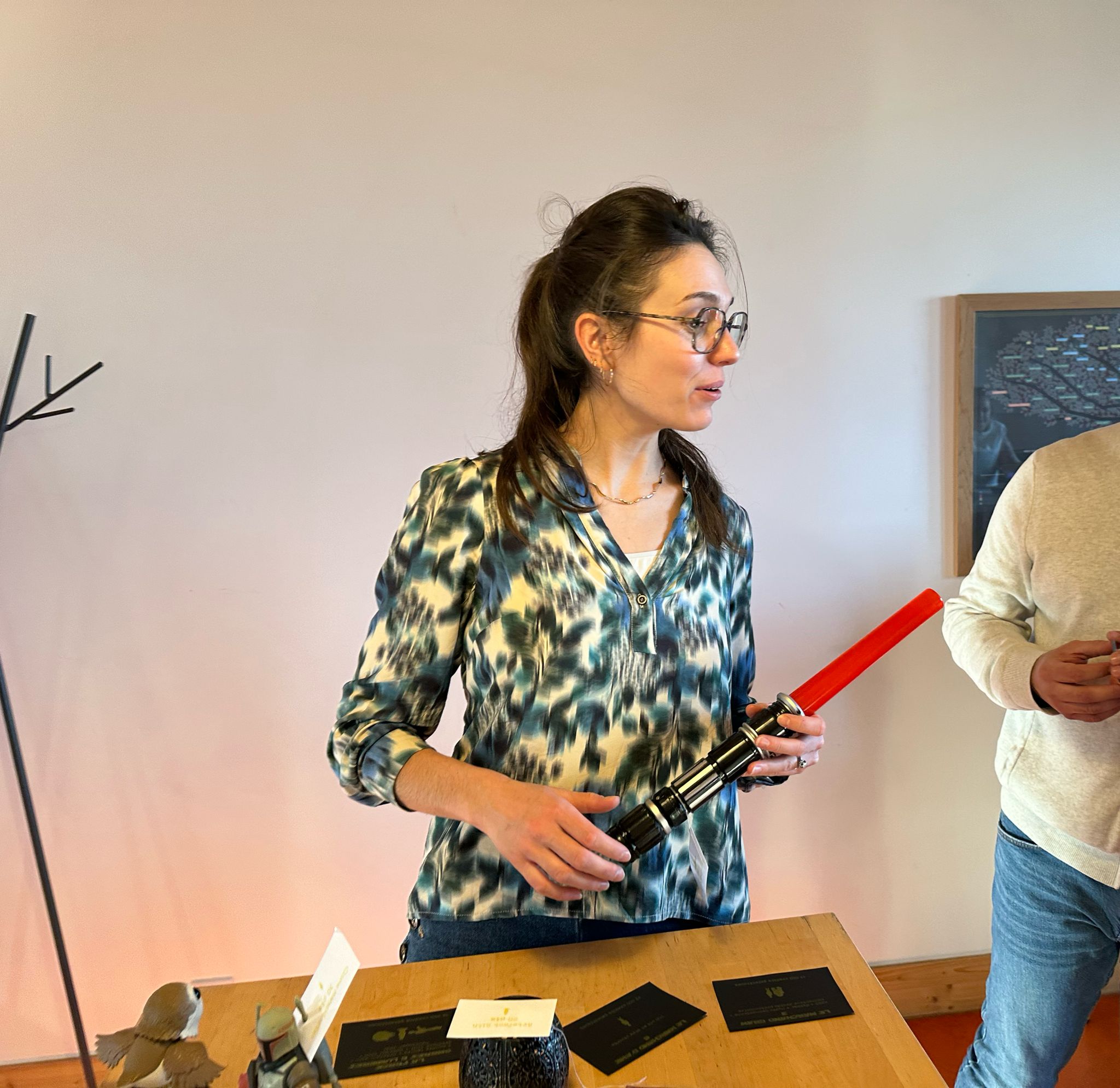 La semaine dernière, j'ai eu l'honneur d'animer l'activité de team-building lors du séminaire commercial de Maison laGrange - Infusions Thés Cafés à Marnay !
Au programme : "Les Contrebandiers Galactiques" ! Un serious game où les participants ont pu tester et renforcer leurs compétences commerciales dans une ambiance conviviale et dynamique.
Ajoutez à cela de la bonne humeur et vous obtenez une équipe encore plus soudée !
Un grand merci à @jeanne.neitthoffer et à @lagrange_infusions_thes_cafes pour leur confiance et leur accueil chaleureux. Merci également à tous les participants pour leur enthousiasme et leur bonne humeur.
Enfin, un immense merci à @sly_neittho pour la mise en relation !