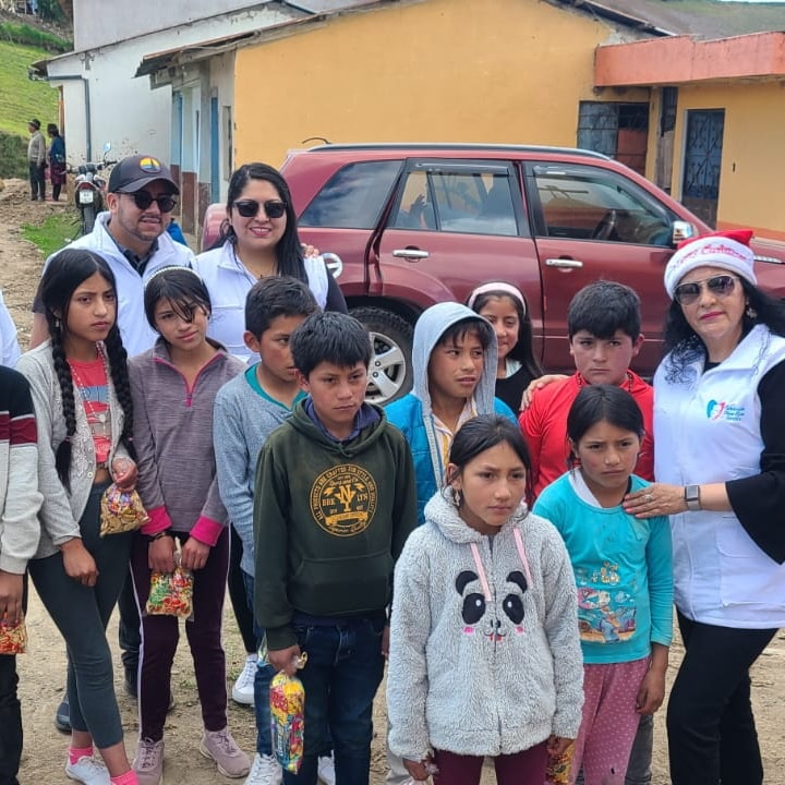 Más de 70 familias y 300 personas, entre adultos y niños, recibieron una ayuda invaluable! Gracias a la generosidad de aquellos que donaron ropa, dulces y juguetes. 💙💜🥳
#trabajoenequipo #guaranda #socialwork #voluntariado #volunteer #christmas #ong #voluteering #ayuda #nonprofit #ecuador #ayudaalprojimo #voluntarios #foundation
