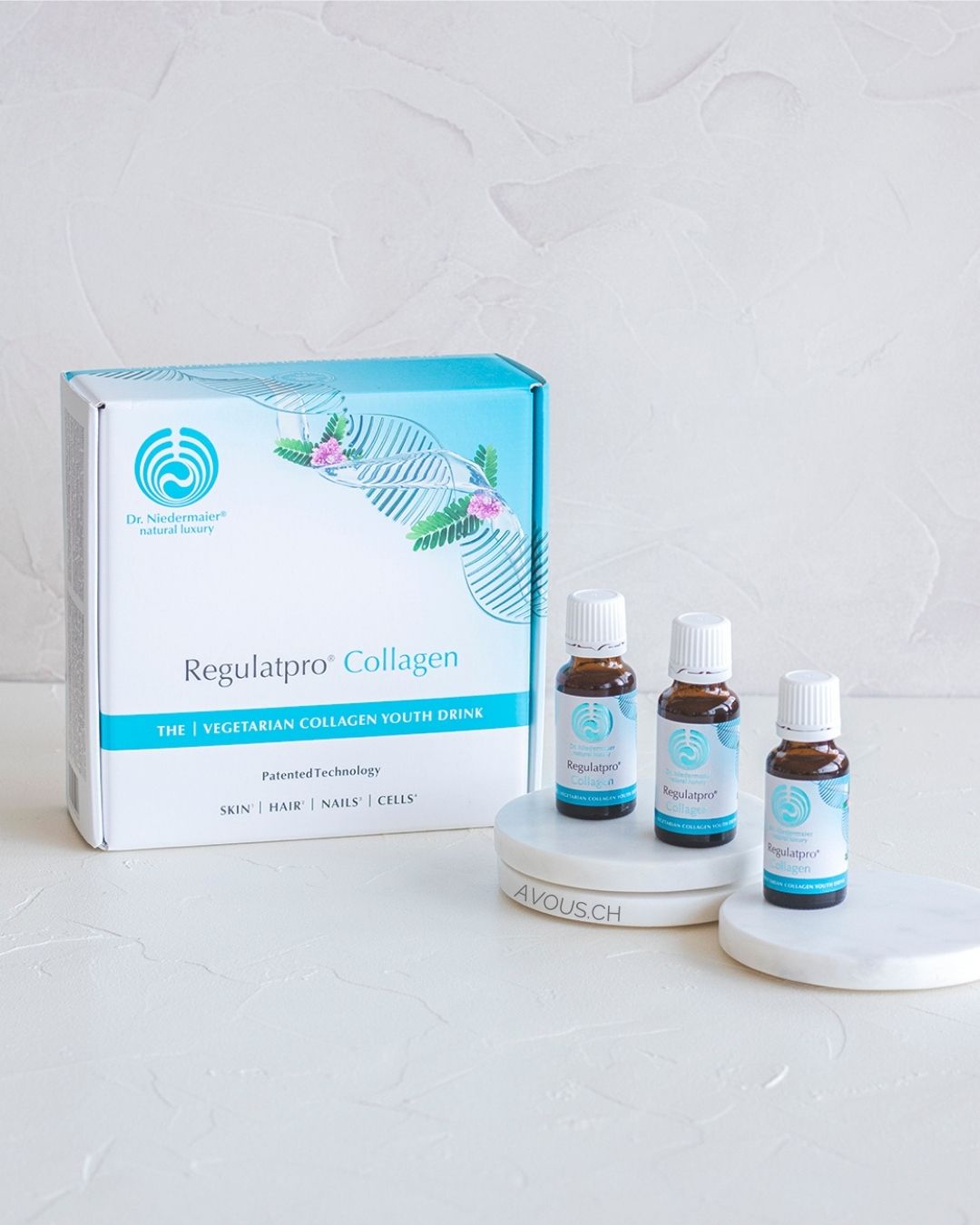 🌟💆♀️ Verwandle Deine Haut mit Regulatpro Collagen! 💆♀️🌟
Dieser Schönheitsdrink ist einfach unglaublich!
Er reduziert das Erscheinungsbild feiner Linien und Falten, verbessert Deine Hautelastizität und schenkt Dir einen frischen, strahlenden Teint. ✨💆♀️💫
Liebe Beauty
Ich bin so begeistert, Dir heute von einem absoluten Hautpflege-Geheimtipp zu erzählen – Regulatpro Collagen! 😍
Dieses vegetarische Nutrikosmetik-Produkt hat meine Hautpflege-Routine auf ein völlig neues Level angehoben und meine Hautstruktur spürbar verbessert. 💆♀️✨
Regulatpro Collagen ist der ultimative Schönheits-Boost, den Deine Haut verdient!
Denn dieser ist nicht nur reich an Kollagen, sondern auch an Elastin und Glucosamin – den Grundelementen für eine straffe Haut.
Die Kombination aus Eierschalenmembran, hochdosierter veganer Hyaluronsäure, Niacin, Vitamin E, C, D und B12, Biotin, Zink, Kupfer, Kieselsäure, Selen, aufgeschlossenen Enzymen und dem Antioxidans Astragalus – der Wunderwurzel zur Verjüngung der Hautzellen – bioverfügbar gelöst in einer Matrix aus Regulatessenz 2.0🌟🔝
– ja – dies bewirkt Erstaunliches.
Was ich an Regulatpro Collagen besonders schätze, ist seine nachgewiesene Wirksamkeit und hochwertige Zusammensetzung. Es wird aus natürlichen, bioaktiven Inhaltsstoffen hergestellt und ist frei von schädlichen Zusätzen.
Das bedeutet, dass Du deiner Haut nur das Beste gönnst! 🌿🙌
Also, warum nicht heute damit beginnen, Deine Haut zu verwöhnen?
Gönn Dir das luxuriöse Gefühl und die sichtbaren Ergebnisse von Regulatpro Collagen! Deine Haut wird es dir danken. 💕💆♀️
#regulatpro #kollagen #collagen #vegetarisch #schönheitvoninnen #hautpflegegeheimtipp #natürlicheregeneration #frischerteint #strahlendehaut #luxusfürdiehaut #beautyroutine #avouscosmetics #zürichoberland #naturalbeauty #HealthySkin