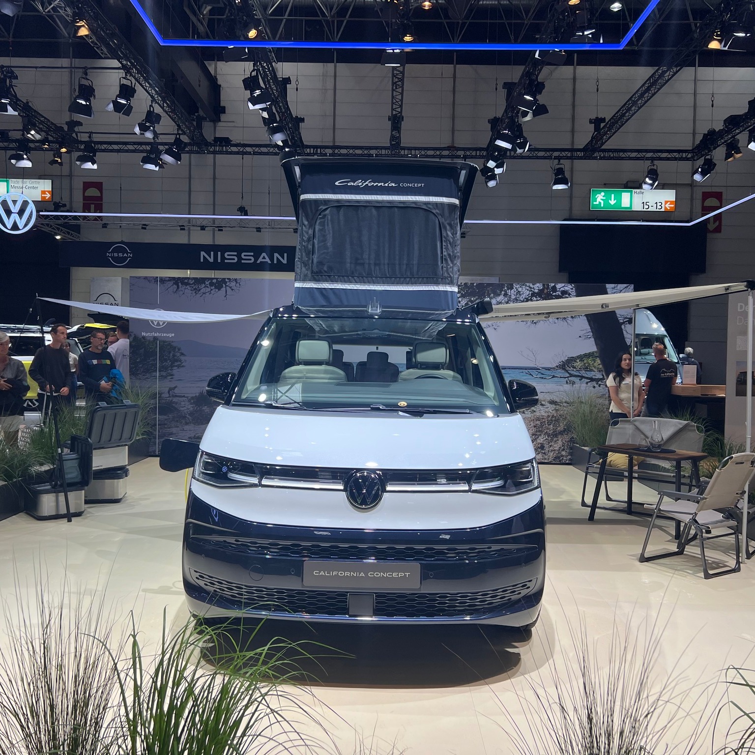 Vi har været på Caravan Salon i Düsseldorf!
Direkte fra Sommertræffet på Flyvesandet til europas største campingmesse i Tyskland. Trækplasteret var naturligivs den nye California Concept, men også mange af de andre nye, mere eller mindre, interessante ting har set dagens lys.
Designmæssigt begynder det er røre på sig, og flere og flere løsninger til konverteringer, eller alternative behov, ser dagens lys.
Det er en kæmpe messe og det tager dage at nå hele vejen rundt. Vi var der to dage, og lidt målrettet gik vi efter mindre campere og naturligvis Concept California. men vi sprang alle campingvogne og store campingbusser over.
Jeg skriver snart en blog om Concept California. Man kunne desværre ikke komme tæt på bilen, men vi havde nogle gode snakke med bl.a. en af designerne bag. Og lige nu afventer jeg pressekit med yderligere information. Der er mange ændringer i forholdet til den bil vi kender i dag, så der er noget at gå i dybden med, med det in mente, at det er en konceptbil. VW tilstreber dog at 90% af bilen, går videre i den endelige produktion. Bloggen bliver som altid lagt på https://www.vwcaliforniaclub.dk/blog
Ellers dykkede vi ned i et hav af sjove alternativer. Ikke alle var lige vellykkede i vores optik, men vi er jo heldigvis forskellige. En ting er sikkert, lysten til livet med en camper her i vækst. Her ser du nogle udvalgte løsninger - alle baseret på VW T6.1
#caravansalon2023