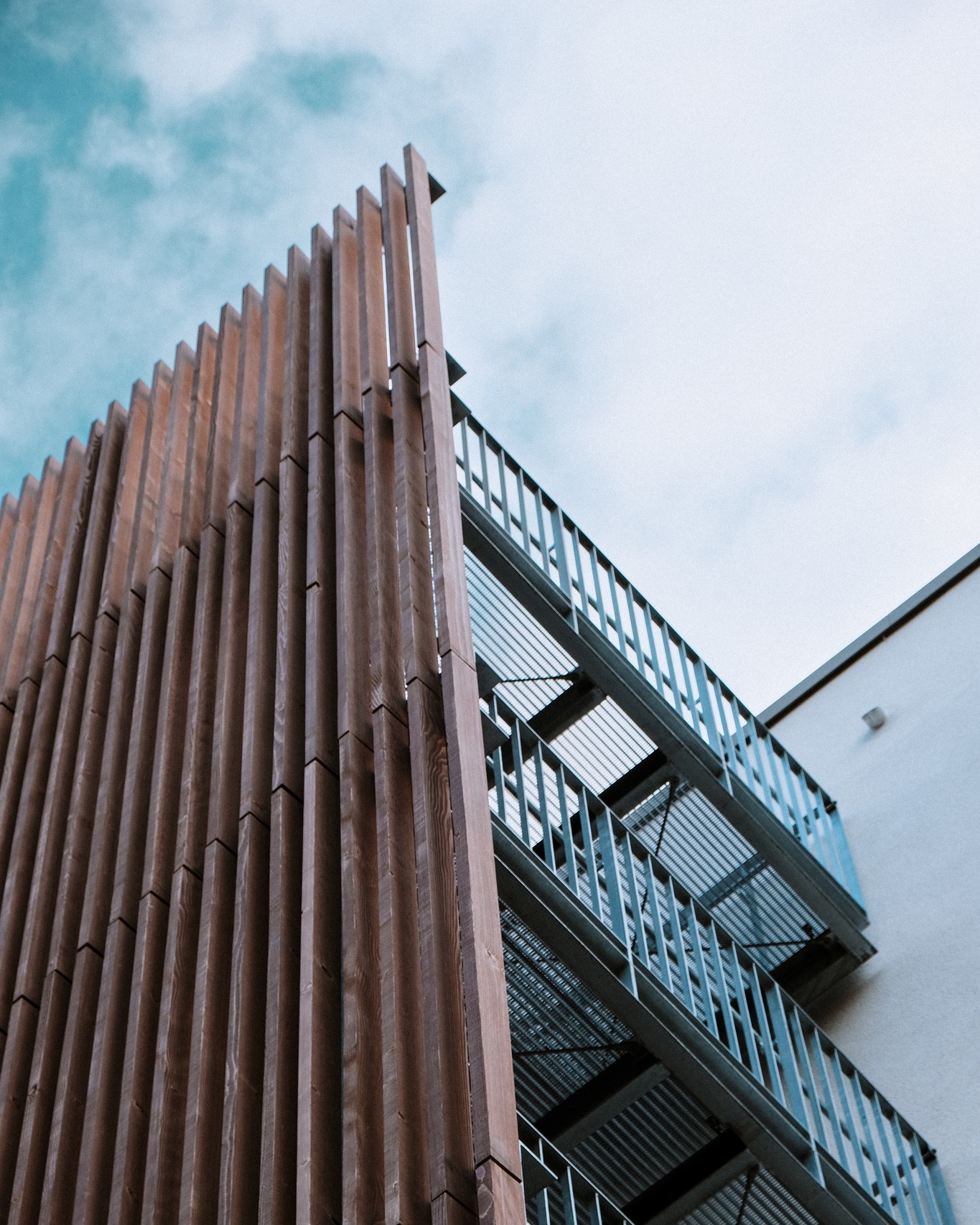 🔥 Sicherheit trifft Ästhetik 🏗️
Eine Fluchttreppe muss nicht nur funktional sein – mit einer Verkleidung aus Holzlamellen fügt sie sich harmonisch in die Architektur ein. Feuerverzinkter Stahl sorgt für Stabilität, das Design für eine moderne Optik.
#Metallbau #Fluchttreppe #Stahlbau #Holz #Architektur