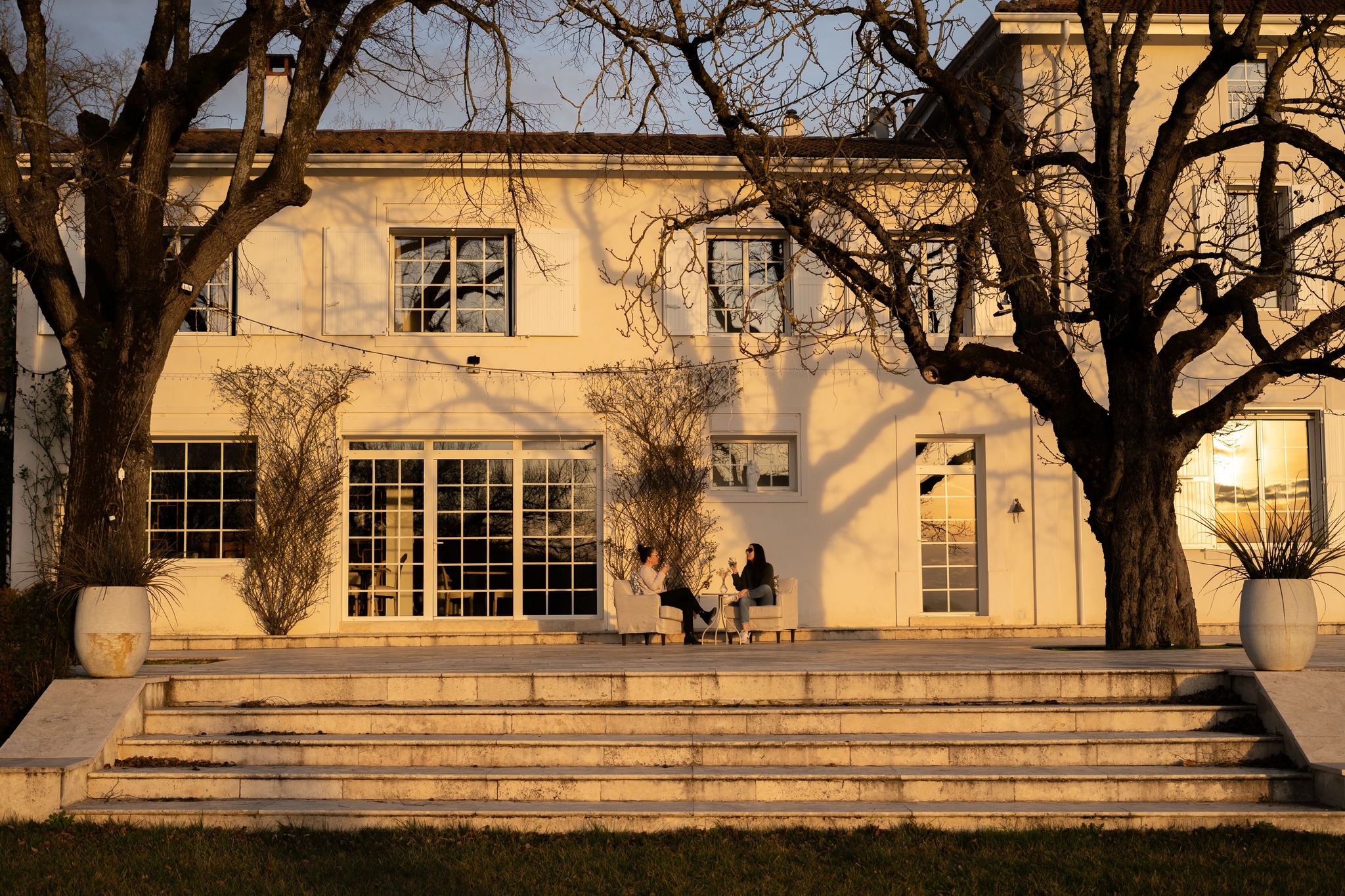 🌿 L’Art de Vivre au Domaine de Bonaveau 🍷
Un verre à la main, bercés par la lumière dorée du soleil couchant… Ici, le temps ralentit pour laisser place aux instants précieux. ✨
Que diriez-vous d’une escapade où chaque moment est une invitation à la détente et à la convivialité ?
📍 Domaine de Bonaveau – Votre havre de paix en pleine nature.
📆 Réservez votre séjour dès maintenant !
https://www.domainedebonaveau.com/
#DomaineDeBonaveau #SlowLife #Évasion #SunsetLover #ArtDeVivre #DétenteAuSoleil