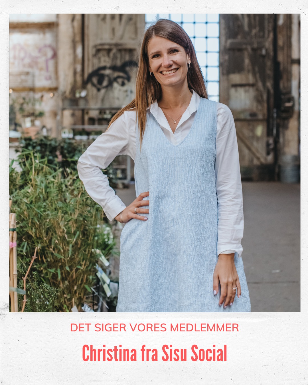 Hils på @christinakilhofdreyer fra @_sisusocial, som har været medlem af Work2gether siden 2022
Christina Dreyer
Selvstændig siden 2021
▪️Hvorfor har du valgt at være en del af Work2gether?
Min mand og jeg fik hver især en kontorplads tilbage i 2022, da vi flyttede til Svendborg og gerne ville styrke vores netværk på de kanter. Samtidig var det vigtigt for os at forsøge at skelne mellem arbejde og privatliv – så meget som det nu er muligt som selvstændig. Det har været uvurderligt at kunne komme et sted, hvor der er styr på tingene, så vi kan gøre det, vi skal - passe vores virksomheder.
▪️Hvordan vil du beskrive atmosfæren i Work2gether?
Atmosfæren er meget tryg, velkommende og oprigtig. Mange har den samme historie og ønsker de samme ting for deres medlemskab. Personligt synes jeg, det er rart, at man kan tage del i fællesskabet, når der er tid og overskud, men at det også er helt acceptabelt at være lidt mere fokuseret i travle perioder uden dårlig samvittighed.
▪️Hvad er det bedste ved at være en del af Work2gether?
For mig er det uden tvivl, at jeg har et helle, der primært handler om at kunne få arbejdet. Jeg er enormt produktiv, når jeg sidder på vores kontor, og det er en kæmpe befrielse, at nogen andre koordinerer rengøring, planter og mere mælk til kaffen. Det er nogle meget kreative rammer, og jeg føler mig enormt inspireret, når jeg tager på arbejde.
▪️Hvad er det vigtigste for dig i din hverdag som selvstændig?
Det må være at finde den perfekte kombination af work-life-balance. Jeg er enormt drevet af frihed men også ro, og derfor er det et stort fokus for mig at evne begge dele, hvor prioriteringen af et kontor til mit team og jeg, er alle pengene værd. Der er altid god stemning, smil og oprigtig interesse i ens færden, og det giver selvfølgelig en masse god energi og gåpåmod. Især for dem der er selvstændige alene.
▪️Hvad er dit bedste råd til andre selvstændige?
Definer dine mål så det er klart for dig, hvornår du har opnået dét, som du blev selvstændig for. Husk også at måle milepælene på vej til det ultimative, så du får følelsen af fremgang. Dét giver selvtillid – og den er vigtig, når man står på egne ben!
