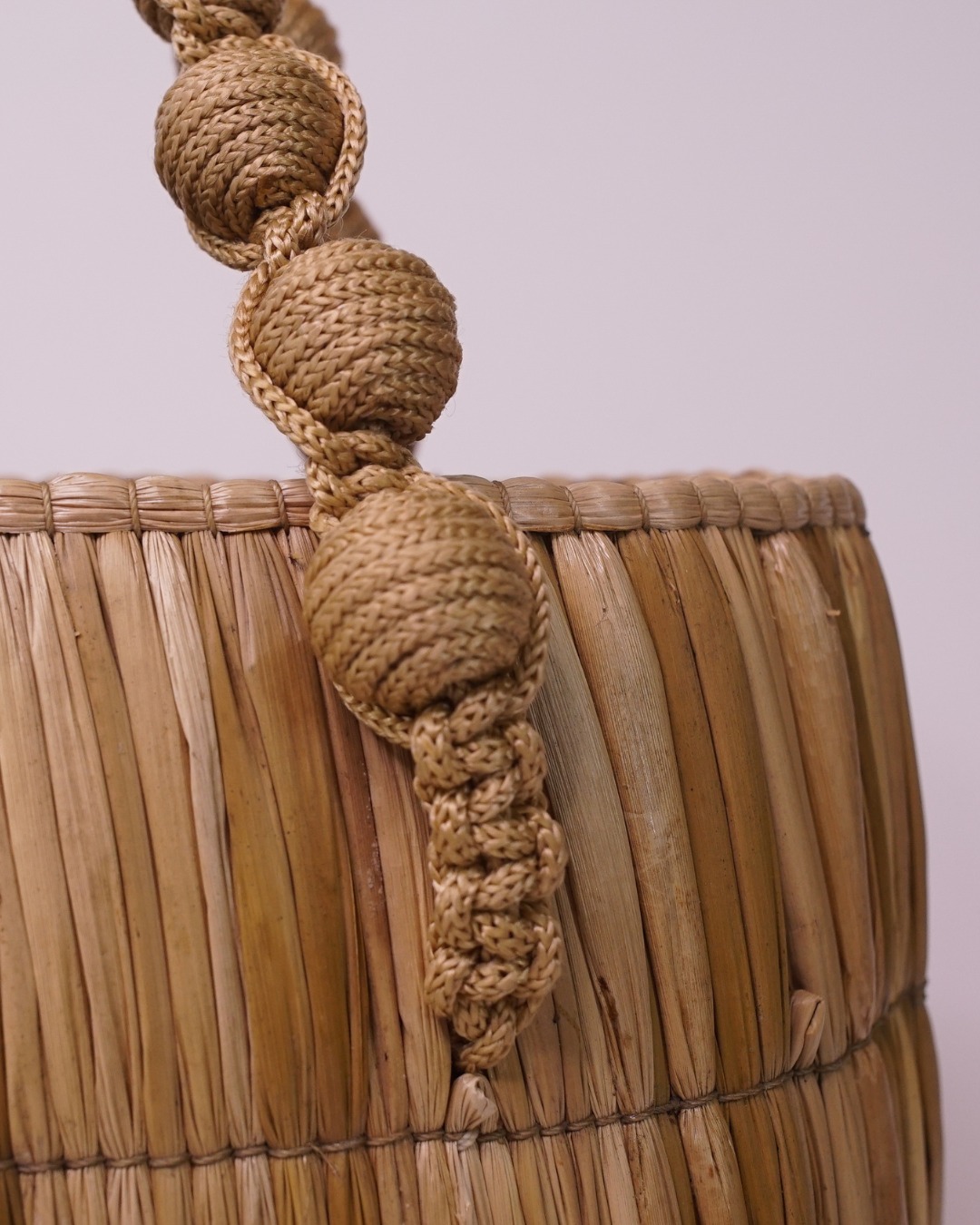 Uma bolsa que carrega história e propósito em cada detalhe. Feita à mão por artesãos do Rio de Janeiro, ela combina taboa, uma fibra natural renovável, e bolinhas recicladas dos antigos assentos de táxis. Descubra uma peça que traduz sustentabilidade e tradição, conectando moda e cultura local.