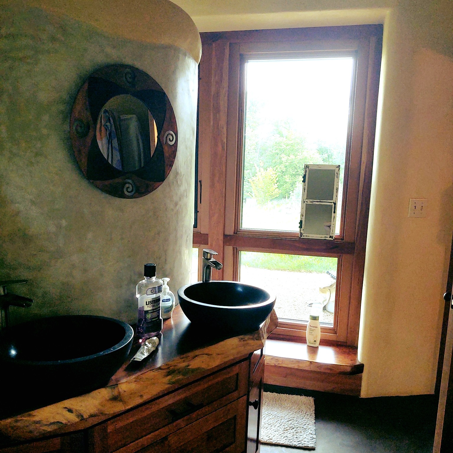 Still one of my favorite bathrooms...
Walls are a combination of #strawbale (exterior), #wattleanddaub, #cob, and conventional framing. All of the walls have #naturalplaster: yellow is #clayplaster and the gray is #tadelakt (made with lime). The wood trim is all from site harvested trees. This one took many skilled hands to complete so beautifully!
THIS is #naturalbuilding <3
#buildlikeagirl #naturalarchitecture #interiordesign