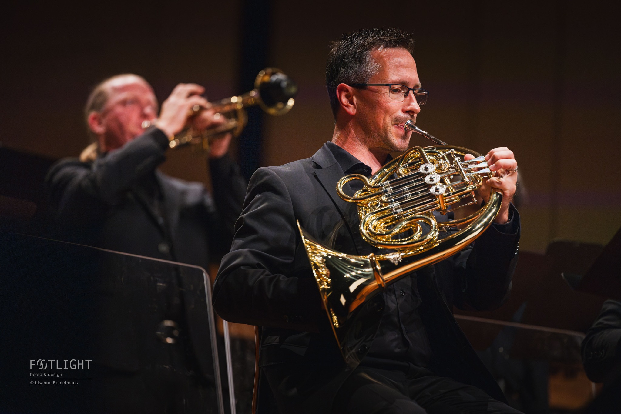 Check! Weer iets van mijn bucketlist af mogen strepen ✅
Wat een geweldig concert van Pro Brass bij het WMC Kerkrade vorig weekend! Een energieke brassband uit Oostenrijk vastleggen, stond al een tijdje op mijn bucketlist.
Het was een onvergetelijke avond met veel aandacht en passie voor de blaasmuziek onder begeleiding van een percussionist, drummer en toetsenist. Ze maakte ook een zijsprong naar andere genres, zoals ‘pop’ en speelde een prachtige versie van ‘Can you feel the love tonight’.
🎶 Wat is jouw favoriete genre? Laat het weten in de comments.
#brassband #concertphotography #probrass #WMC #stagephotography #theatre #livemusic @pro_brass @wmc_kerkrade