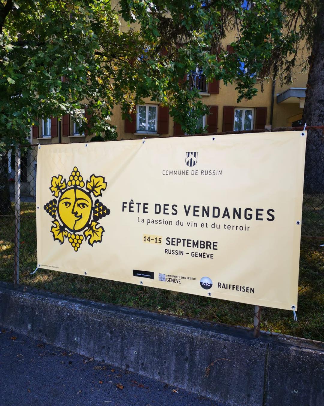 Encore 10jours de patience!
Programme et informations à télécharger sur notre site internet:
https://www.fetedesvendangesrussin.ch/pratique
#fetedevillage #fete #russin #fetedesvendanges #musique #concertlive #vin #danser #aimerlavie #cortege #marche #marcheduterroir #geneve #geneva #campagne #vendanges #terroir #swisswinelovers #swisswine #concert #courdedegustation #produitduterroir #fetedesvendangesrussin #weekend