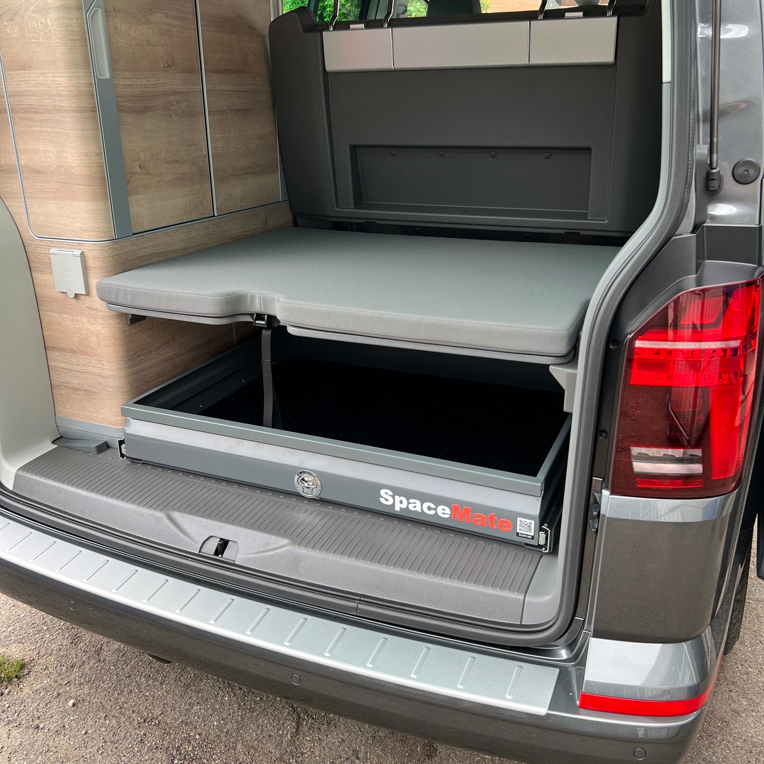 REKLAME: Velkommen til vores nye KlubPartner
Vi har haft en SpaceMate udtræksskuffe til test og vi er begejstrede – derfor har vi lavet et KlubPartner samarbejde med firmaet.
Skuffer og opbevaring gør så stor en forskel, og det overblik og den funktionalitet man får med fx. en udtræksskuffe er værdifuld.
SpaceMate er veludført og robust og den har den to klare fordele. Den kan betjenes med kun én hånd, som er et stort plus, og så gør de høje sider, at ting ikke så nemt falder ud af skuffen. Specielt bag ved skuffen, hvilket er noget bøvl og noget man oplever på andre skuffer med lav kant.
Skuffen er produceret i UK og fåes til både T5 og T6 serien – Ocean, Coast, Surf og Beach.
At være KlubPartner betyder, at du som medlem af VW California Club Danmark, kan nyde godt af fordele. Hos SpaceMate får du fragten i rabat.
Er du mellem, kan du hente shopkoden her: https://www.vwcaliforniaclub.dk/medlem
Vil du være medlem, få fordele og støtte vores arbejde med klubben, kan du klare det her: https://www.vwcaliforniaclub.dk/bliv-medlem
#SpaceMate #spacemate