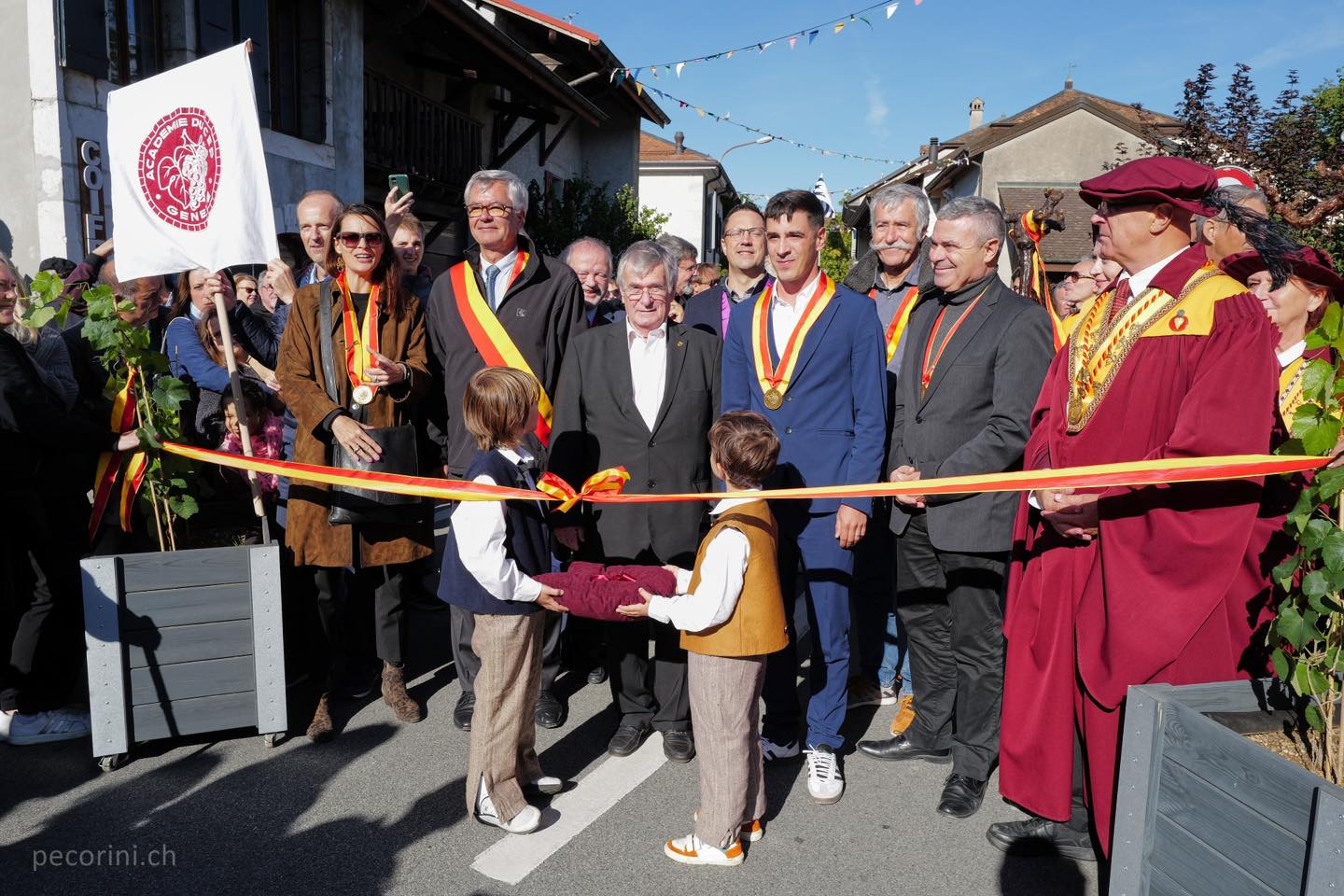 Au nom de tout le comité d’organisation de la Fête des Vendanges de Russin, nous tenons a vous remercier pour cette 61ème!
Merci à vous d’avoir braver la bise pour venir nous retrouver.
Merci à nos bénévoles pour le temps qu’ils nous ont donné ce week-end.
Merci à nos sponsors qui nous suivent depuis de nombreuses années.
Merci à nos sociétés sans qui cette fête ne serait pas là aujourd’hui.
Nous vous donnons rendez-vous pour la 62ème fête des vendanges de Russin en septembre prochain.
En attendant voici les premières photos de Stéphane Pecorini ( https://www.pecorini.net ).