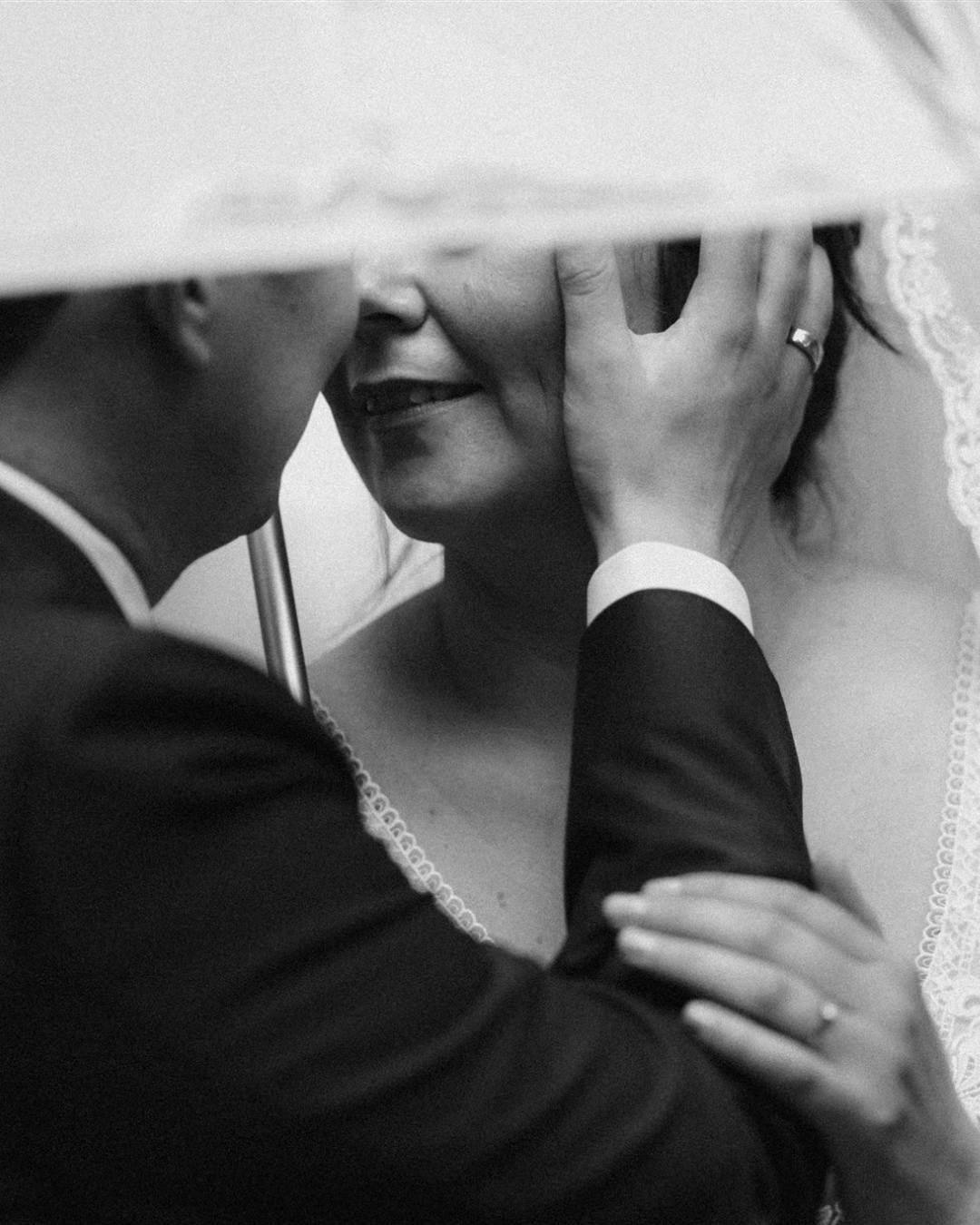 Geen idee waarom ik juist nu, op deze zonnige dagen, foto's deel van een regenachtige dag. Misschien omdat ik nu wel toe ben aan wat verfrissing. Hoe dan ook, het was een prachtige dag. Het weer was fantastisch, totdat het diner bijna begon. Maar dat zorgde juist voor super intieme en romantische foto's.
De vierde foto is trouwens een van mijn favorieten uit de hele serie! Kan je raden waar het is?