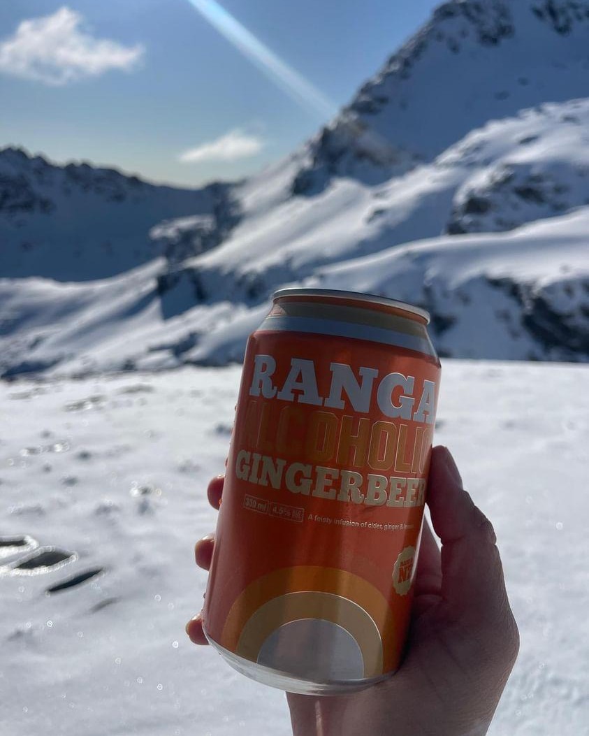 Apres-ski never tasted so good. Perfectly chilled by nature!🔥
📸justusjunghenns
#ranga #ginger #gingerbeer #ProudToBeGinger #newzealand #rangagingerbeer #rangaroots #gingerbeernz #alcoholicgingerbeer #friends #newzealand #ProudToBeDifferent #gingerroots