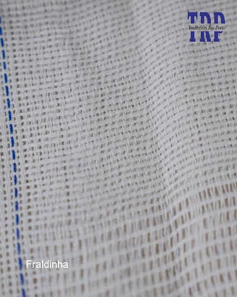 A fraldinha para limpeza, feita de 100% algodão, é versátil e eficaz, ideal para diversas tarefas domésticas, como enxugar líquidos e polir móveis, sem danificar as superfícies. Além de ser higiênica e de fácil manutenção, ela contribui para um estilo de vida sustentável ao reduzir o uso de produtos descartáveis, tornando-se uma excelente escolha para uso pessoal ou como presente.