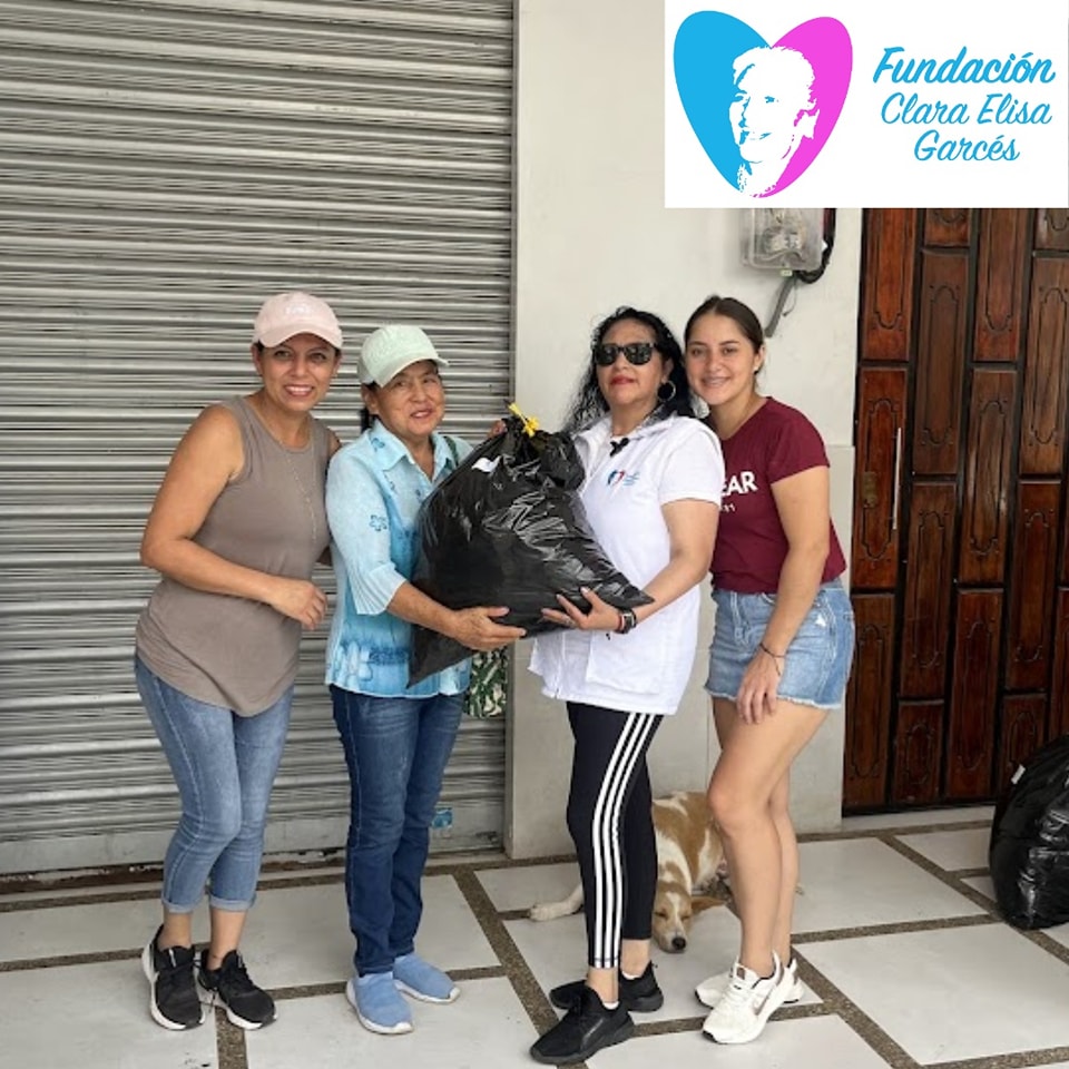 ¡Mira el impacto que estás haciendo posible! 💙💜 Gracias a tu apoyo, hemos entregado sonrisas y esperanza en el cantón de Echeandía durante este duro invierno. Cada prenda de ropa lleva consigo un mensaje de amor y solidaridad. ¡Sigamos haciendo la diferencia juntos! #EcheandíaSolidario #AyudaParaTodos 🌟
Queremos expresar nuestro agradecimiento a la Vicealcaldesa de Echeandía Jhuleth Naranjo y a la coordinadora de proyectos sociales Leonela Santamaria Minaya por su valioso apoyo al proporcionarnos el listado de familias que más necesitaban ayuda. Ellas han sido fundamentales en este proceso de colaboración.