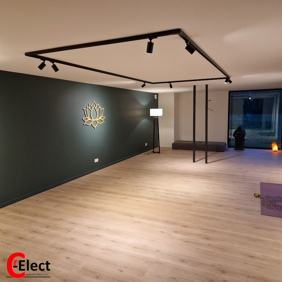 Installation d’un système d’éclairage sur rail 3F avec spots LED orientables, offrant une flexibilité maximale pour illuminer l’espace de manière moderne et élégante. Une solution idéale pour créer une ambiance chaleureuse et fonctionnelle
#ÉclairageRail3F #SpotsLED #AmbianceModerne #ÉclairagePersonnalisé #DesignIntérieur #InstallationÉlectrique #CR_Elect #ÉlectricienBelgique