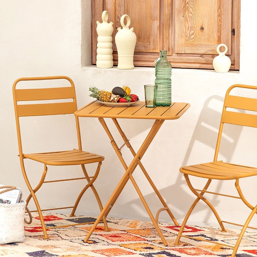 ✨ Coup de cœur pour cet ensemble coloré et pratique pour le balcon ! 🌿 La petite table et ses chaises jaune moutarde apportent une touche de peps et de bonne humeur à un espace extérieur. Parfait pour les petits déjeuners ensoleillés ou les apéros en duo. 🥂
#decojardin #decoexterieure #exterior #exteriordesign #inspiration #decojaune #tabledejardin #mobilierextérieur #outdoor #outdoordecor #outdoordesign #homedecoration #floomeconceptstore #takeabreak