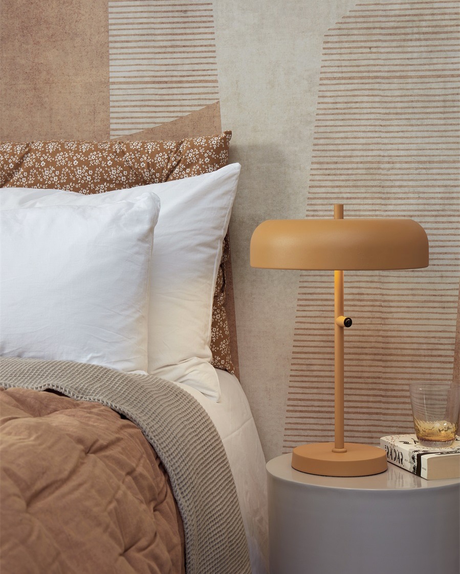 ✨ Illuminez votre intérieur avec style ! ✨
Découvrez cette lampe en métal au design vintage, parfaite pour apporter une touche rétro à votre déco. Avec sa couleur jaune moutarde éclatante 🌼, elle ajoute chaleur et caractère à n’importe quelle pièce. Son allure élégante et intemporelle s'intègre aussi bien dans un salon moderne que dans un bureau créatif.
🛋️ À la fois fonctionnelle et décorative, elle est l'élément clé pour un éclairage plein de charme.
#lampedetable #decovintage #inspirationmaison #luminaire #luminairedesign #decoration #decoaddict #takeabreak #floomeconceptstore