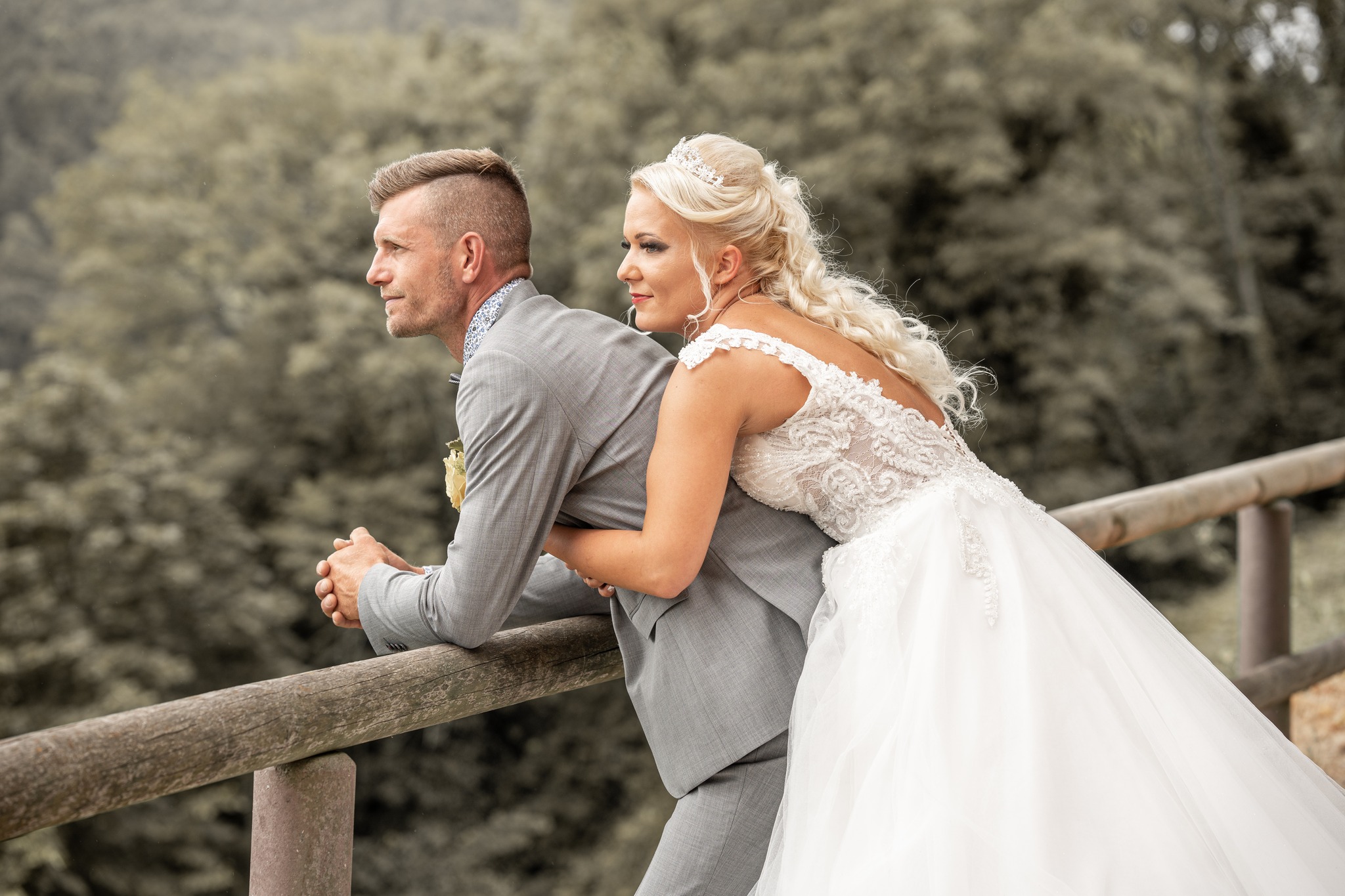 📸✨ Die Liebe in Bildern eingefangen! Der Hochzeitstag war eine Symphonie aus Emotionen, ein Tanz der Herzen. 💕👰🤵♂️ #LiebesSymphonie #HochzeitsEmotionen #HerzenImTakt
Dieses Bild erzählt die Geschichte eines besonderen Moments – dem Moment, in dem Sie den Bund fürs Leben geschlossen haben. Ein Blick, der Bände spricht. 🌟❤️ #BlickDerLiebe #HochzeitsBund #MagischeAugenblicke
Wenn auch ihr eure Liebe festhalten möchtet, stehe ich bereit, eure einzigartige Geschichte zu erzählen. Lasst uns gemeinsam die Schönheit der Liebe einfangen! 💌📷 #HochzeitsFotograf #LiebesGeschichten #MagischeMomente
#Hochzeitsfotografie
#Liebesgeschichten
#EwigeLiebe
#Hochzeitsmomente
#Hochzeitszauber
#BrautundBräutigam
#Hochzeitsdetails
#Liebesblick
#MagischeHochzeit
#Hochzeitsfotojournalismus
#VerliebteBlicke
#Traumhochzeit
#Hochzeitsfotograf
#EmotionaleFotografie
#hochzeitsfotoinspiration
#metzgerfoto