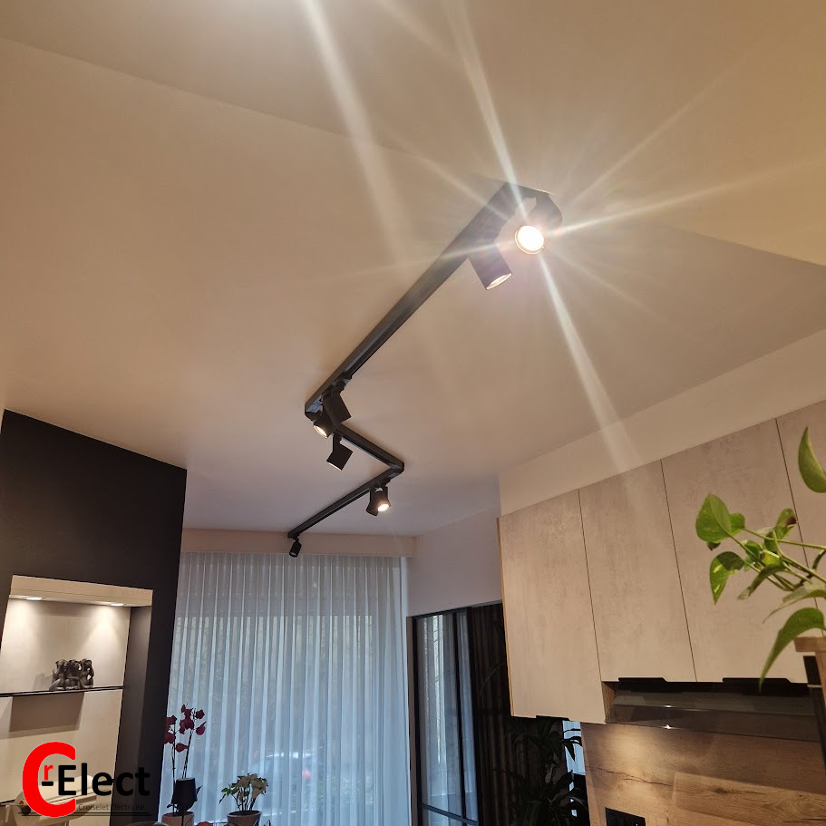 Installation d’un éclairage sur rail 3F pour une diffusion lumineuse optimale et une flexibilité maximale. Ce système est parfait pour ajuster l’éclairage selon les besoins et mettre en valeur les espaces de vie avec un design moderne et épuré.
#ÉclairageRail #3FLighting #DesignModerne #ÉclairageFlexible #IntérieurÉpuré #CrElect