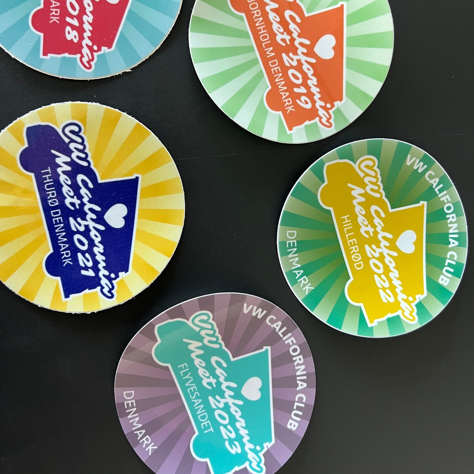 Sommertræf 2023: Med høj sol om dagen og gentagne skybrud om natten, havde vi en skøn weekend på Flyvesandet Camping. Traditionen tro, havde vi fællesmiddag om fredagen, hvor vi kunne være udendørs på en sjælden mild somemraften. Folk havde selv deres mad med – eller lavede en pizza på pizzaovnen. Lørdag afholdt vi for 2. gang "Den Lille Bagedyst" og konkurrencen var hård men retfærdig. Om aftenen havde en humørfyldt middag og vi slutter af med lodtrækningen – som altid med flotte gaver fra vores KlubPartnere. Sikken en dejlig weekend!
#campontop #dinitrol #Semler #gozney #isabellacamping_dk