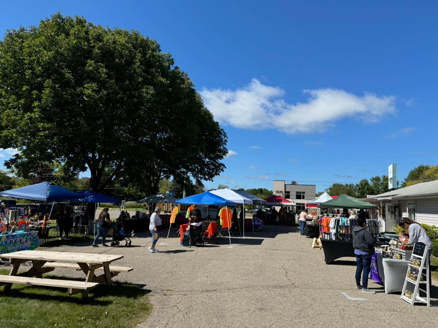 Turn out has been amazing so far! We are going until 4pm today. 😊 Stop by for some shopping, food, drinks and prizes!