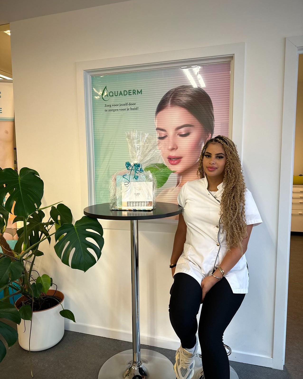 Hallo allemaal, ik ben Ashlee! 💃
Ik ben gestart met een stage bij Peltiva Skin & Body Center in Pelt. Ik zit in mijn zesde jaar en studeer voor schoonheidsspecialiste. Op school heb ik al veel theorie geleerd over verschillende vakken zoals gelaatsverzorging, lichaamsbehandelingen, make-up en pedicure. Toch voel ik een speciale interesse voor huidverzorging, en daarom was ik op zoek naar een stageplek waar ik mezelf verder kan ontwikkelen. Gelukkig heb ik Peltiva gevonden!🎯
Vanaf het moment dat ik binnenkwam in de salon, wist ik dat dit de juiste plek voor mij was. De prachtige omgeving, de gastvrije sfeer en de vele high-tech apparaten voor behandelingen maakten meteen indruk op me. Ik ben ervan overtuigd dat ik hier veel kan leren en groeien.
Vanaf nu ben ik elke vrijdag aanwezig met een glimlach😁 om jullie te verwelkomen in Peltiva. Ik hoop dat jullie tevreden zullen zijn met mijn werk!
Liefs
Ashlee
#neerpelt #emjneerpelt #neerpeltsewatersportclub #bnbneerpelt #overpelt #overpeltfabriek