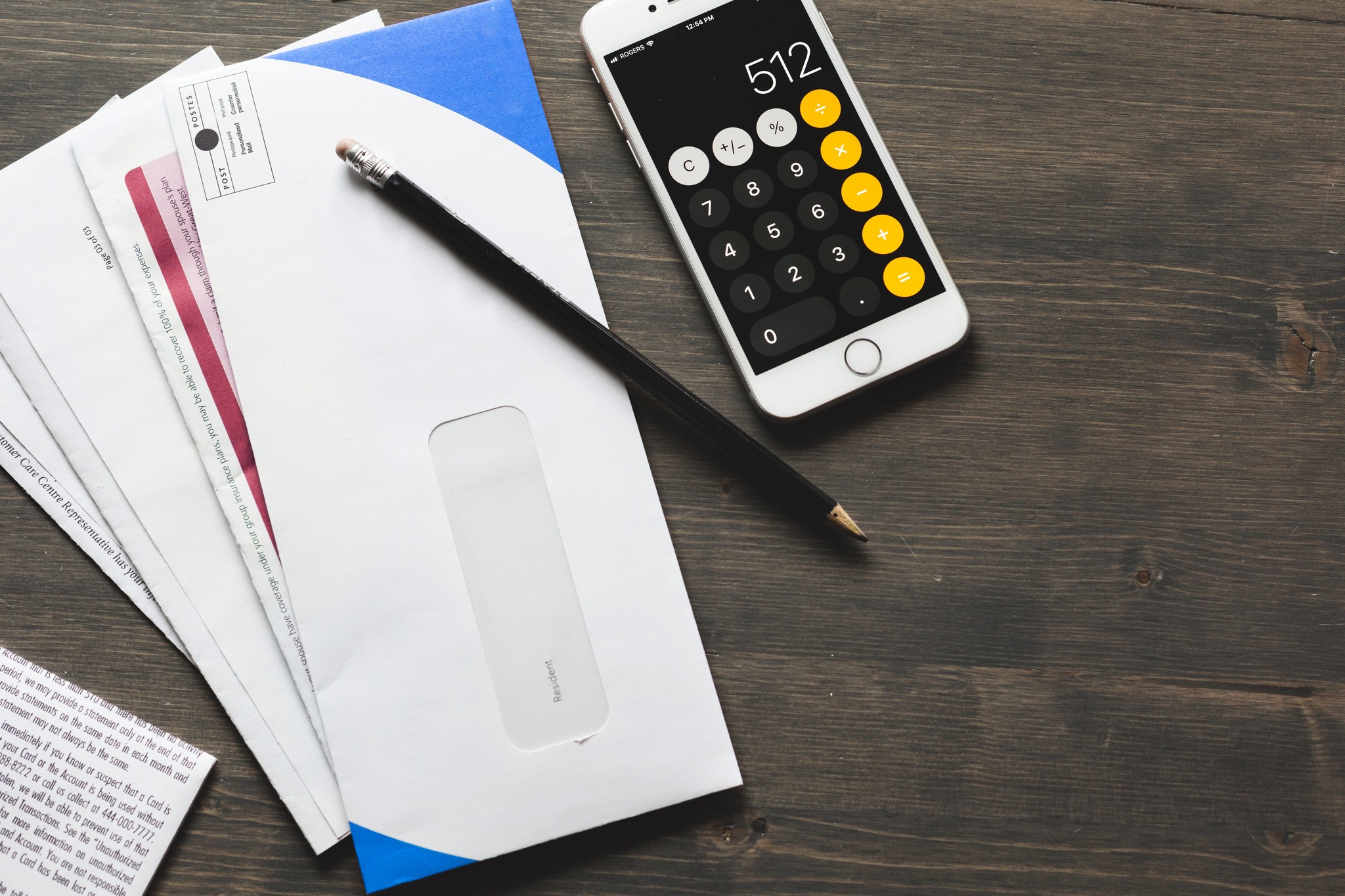 Koska useimmilla yrityksillä on arvonlisäverokannan muutos juuri nyt elo-syyskuun kirjanpitoja laatiessa ajankohtainen, on hyvä muistutuksena koota uuden yleisen arvonlisäverokannan muutoshetken pääperiaatteita:
• Tavaran ja palvelun verokanta on 25,5%, jos tavara/palvelu on luovutettu asiakkaan haltuun 01.09.2024 tai sen jälkeen.
• Jos on kyse jatkuvaluonteisesta suoritteesta, esimerkiksi palvelusta ajalta 01.08.-31.10.2024, on koko kertaveloitus uuden verokannan 25,5% mukainen, päättymisajankohdan perusteella.
• Huom! Ennakkomaksun verokanta määräytyy maksun kertymisen mukaan.
31.08.2024 mennessä myyjälle kertynyt ennakkomaksu on 24% verokannan alainen, 01.09.2024 alkaen vero on 25,5%.
• Luottotappiot, alennukset ja muut oikaisuerät käsitellään alkuperäisen verokannan mukaan
Asiasta syvemmin verohallinnon ohjeessa:
https://www.vero.fi/yritykset-ja-yhteisot/verot-ja-maksut/arvonlisaverotus/arvonlisaveroprosentit/Yleinen-arvonlisaverokanta-nousee-syyskuussa/
#yrittäjä #arvonlisävero #tiliaktiiva #kirjanpito #kirjanpitäjä #yrittäjyys #yrittäjät #yrittäjänelämää #taloushallinto #tilitoimisto #pienyritys #vero