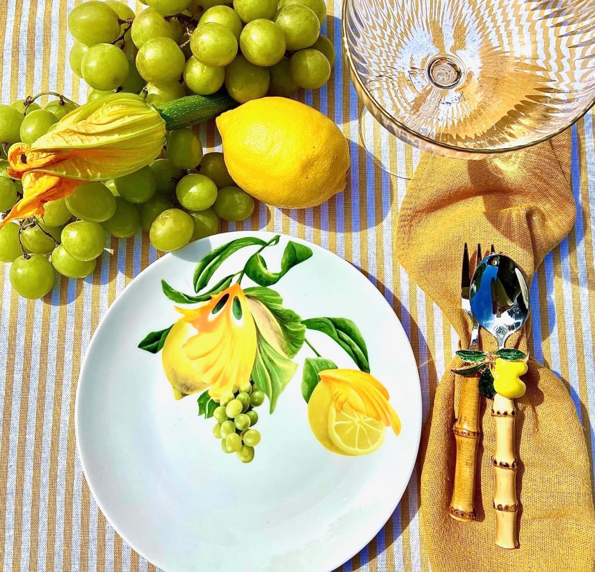 Dit is één van de ontbijtborden In de nieuwste serie van Bordy’s, borden met een verhaal, wordt je meegenomen op reis vol Botanische ontdekkingen.
Deze unieke vondsten zijn zorgvuldig samengebracht in een prachtig plantenbestiarium. Elke bloem heeft zijn eigen verhaal, geschreven door @kiki.swinkels. En door mij geïllustreerd.
De borden zijn gemaakt van hoogwaardig porselein. en een kunstwerk op zich.
#servies #bloemen #porcelein #botanical #planten #limitededition #botanisch #bordenmeteenverhaal #bordys #italië #Zomer #druiven #Citroenen