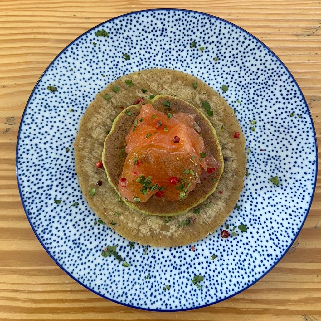 Il salmone? È sempre lui, nella marinatura agli agrumi dello Chef Daniele 🍊🍋
Ora con il brío della salsa agrumi e pepe e la comodità di un pancake di patate con bisque di gamberi 🦐 tonno katsuobushi e alga spirulina.
Sì, è proprio un salmone vestito a festa!
•
•
•
#ristorante #glutenfree #sìètuttosenzaglutine #lactosefree #senzalattosio #food #foodporn #torinofoodporn #homemade #local #ispirazione #salmone #salmonemarinato #agrumi #pancakes #katsuobushi #spirulina #bisque