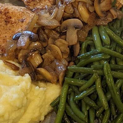 Tagestipp! Gegrilltes Putensteak, dazu Zwiebelchampignons, grüne Bohnen und Kartoffelstampf 😋