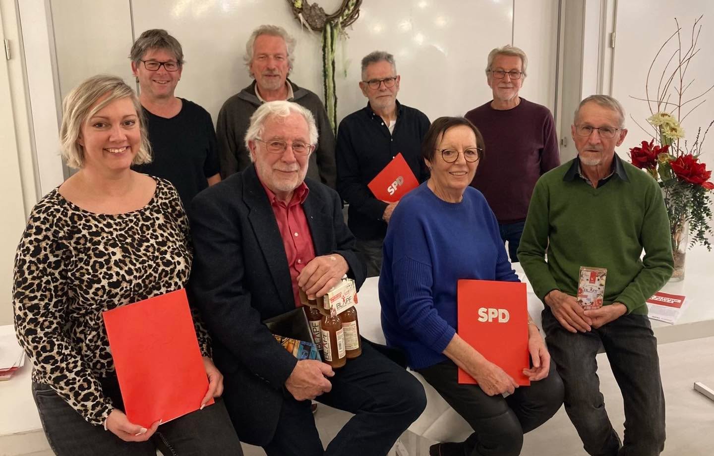 Bei der letzten Mitgliederversammlung des SPD Ortsvereins Ochsenhausen-Illertal hatte der Vorsitzende Andreas Heinzel die ehrenvolle Aufgabe einige verdiente Genossinnen und Genossen für ihr langjähriges Engagement im Ortsverein zu würdigen. Nach einem feinen gemeinsamen Essen im Ringhotel Mohren wurden Herman Haberland und Christian Höß für 55 jährige Mitgliedschaft, Volker Schöler und Peter Holderried für 40 jährige, Anne Burth für 30 jährige und Nina Kruthof für 10 jährige Mitgliedschaft geehrt. Und der langjährige frühere Vorsitzende und Kreiskassier Karl Hagel bekam ein kleines Präsent anlässlich seinen 75. Geburtstags. Alle bekamen neben Urkunden auch einen Fourpack des Jugendgetränks BLAPF, das der Vorsitzende beim Kreisjugendring mitentwickelt hat und mit dem Spenden für Jugendprojekte gesammelt werden.
Im Bild vordere Reihe von links nach rechts: Nina Kruthof, Hermann Haberland, Anne Burth, Karl Hagel, hintere Reihe Andreas Heinzel, Volker Schöler, Peter Holderried, Christian Höß.
#riedlingen #Biberach #sozialepolitikfürdich #ochsenhausen #federsee #landkreisbiberach #laupheim #politikmitherzundkopf #SPD #spdbw #LandkreisBiberach