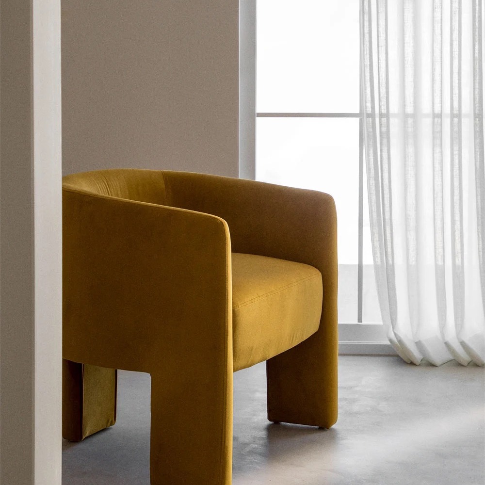 On craque pour ce fauteuil en velours jaune moutarde, un mélange parfait de confort et de style. 🛋️ Son assise moelleuse et son tissu doux apportent une touche de luxe à votre intérieur, tandis que sa couleur audacieuse réveille la déco avec une note chaleureuse et moderne.
Que ce soit pour une pause lecture 📖, un moment de détente ou pour embellir votre salon, ce fauteuil est l'alliance idéale entre confort et sophistication.
💛 Faites de votre espace un cocon de bien-être !
#lounge #fauteuil #salon #livingroomdecor #livingroom #jaunemoutarde #decosalon #inspohome #instahome #deco #livingroomideas #eshopdeco #floomeconceptstore #takeabreak