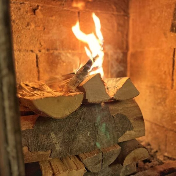 Ein Leitfaden für den Winter 🔥🌲
Die Temperaturen sinken und es wird Zeit, sich für die kalte Jahreszeit vorzubereiten! ❄️ Hier sind unsere besten Tipps, wie Sie Brennholz lagern, damit Ihr Kamin- oder Kachelofen perfekt gerüstet ist. 🏡✨
🌳 Welche Holzarten eignen sich am besten?
Hartholz wie Buche bietet einen hohen Heizwert und brennt lange 🔥. Weichholz wie Fichte oder Kiefer ist günstiger, brennt aber schneller und erzeugt mehr Funken. Für gemütliche Abende ist also Hartholz der Star! 🌟
🪵 Trocknung und Lagerung: Der Schlüssel zum effizienten Heizen 🔑
Frisches Holz hat zu viel Feuchtigkeit. Lagern Sie Ihr Holz mindestens zwei Jahre an einem trockenen, gut belüfteten Ort!
Tipps zur Lagerung:
Überdacht und luftig: Am besten draußen lagern! 🌬️
Keller vermeiden: Feuchtes Holz hat dort nichts verloren! ❌
Qualitätscheck: Gut getrocknetes Holz hat Risse und klingt hell, wenn man zwei Scheite aneinander schlägt. 🔔
🛒 Worauf sollten Sie beim Kauf achten?
Achten Sie auf den Trocknungsgrad (10-20% Feuchtigkeit) und die Holzqualität. Vergleichen Sie Anbieter und kaufen Sie möglichst regional bei vertrauenswürdigen Händlern! 🥇
Das richtige Brennholz ist der Schlüssel zu gemütlichen Abenden! ❤️ Lassen Sie sich nicht nur mit dem passenden Ofen ausstatten, sondern auch mit wertvollen Tipps für die Holzbeschaffung und -lagerung.
Bereiten Sie sich jetzt auf den Winter vor! ❄️🔥
#brennholz #ofenkrauss #regional #heizen #heizenmitholz #nachhaltigheizen #effizient #ofenliebe #kaminofen