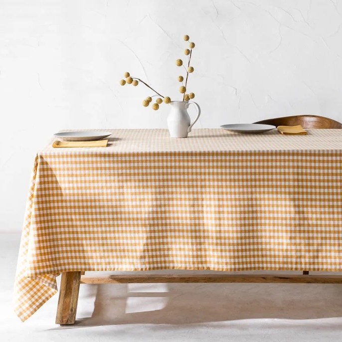 De nouveau en stock : cette belle nappe fabriquée à partir de coton issu de sources responsables ! 🌞🍽️ Parfaite pour un déjeuner ou un d