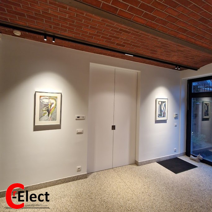 Installation d’un éclairage sur rail 48V de la marque Wever & Ducré, alliant élégance et performance. Ce système d’éclairage moderne permet une mise en valeur optimale des œuvres et des espaces, tout en offrant une flexibilité d’installation et d’orientation. Idéal pour les intérieurs contemporains et les ambiances raffinées.
#Éclairage48V #weverducre #DesignLumineux #ÉclairageSurRail #AmbianceChaleureuse #CrElect