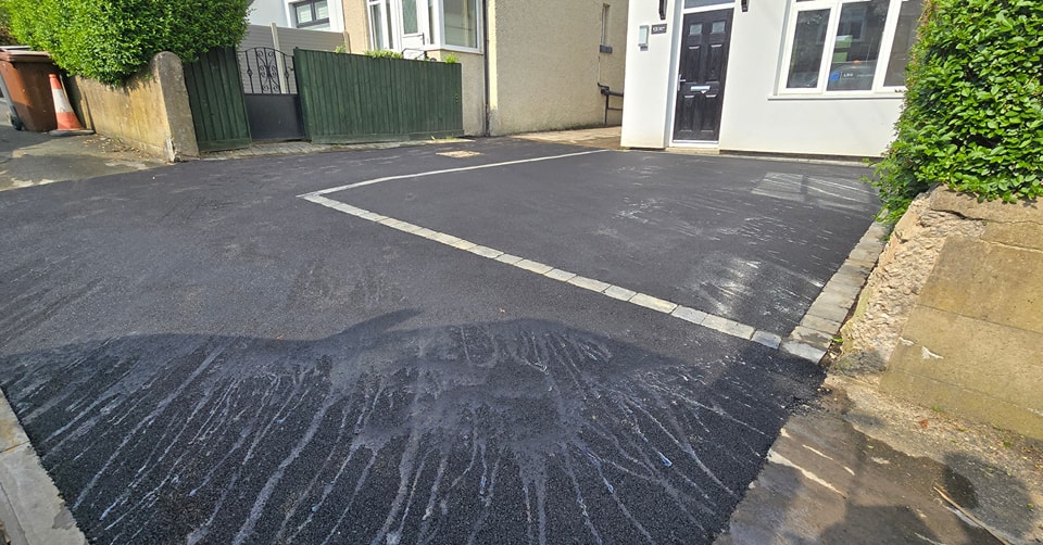 Check out this fresh, sleek driveway we just resurfaced! Laid with premium SMA6 hardstone, this driveway is designed to last while making a statement. We’ve also added a paving border that perfectly complements the driveway’s look, creating a refined and clean finish that enhances curb appeal.
SMA6 hardstone not only offers a smooth, durable surface but also adds an extra layer of protection.
Ready to revamp your driveway? Drop us a message or give us a call to start your journey toward a flawless new look! 🏡💪